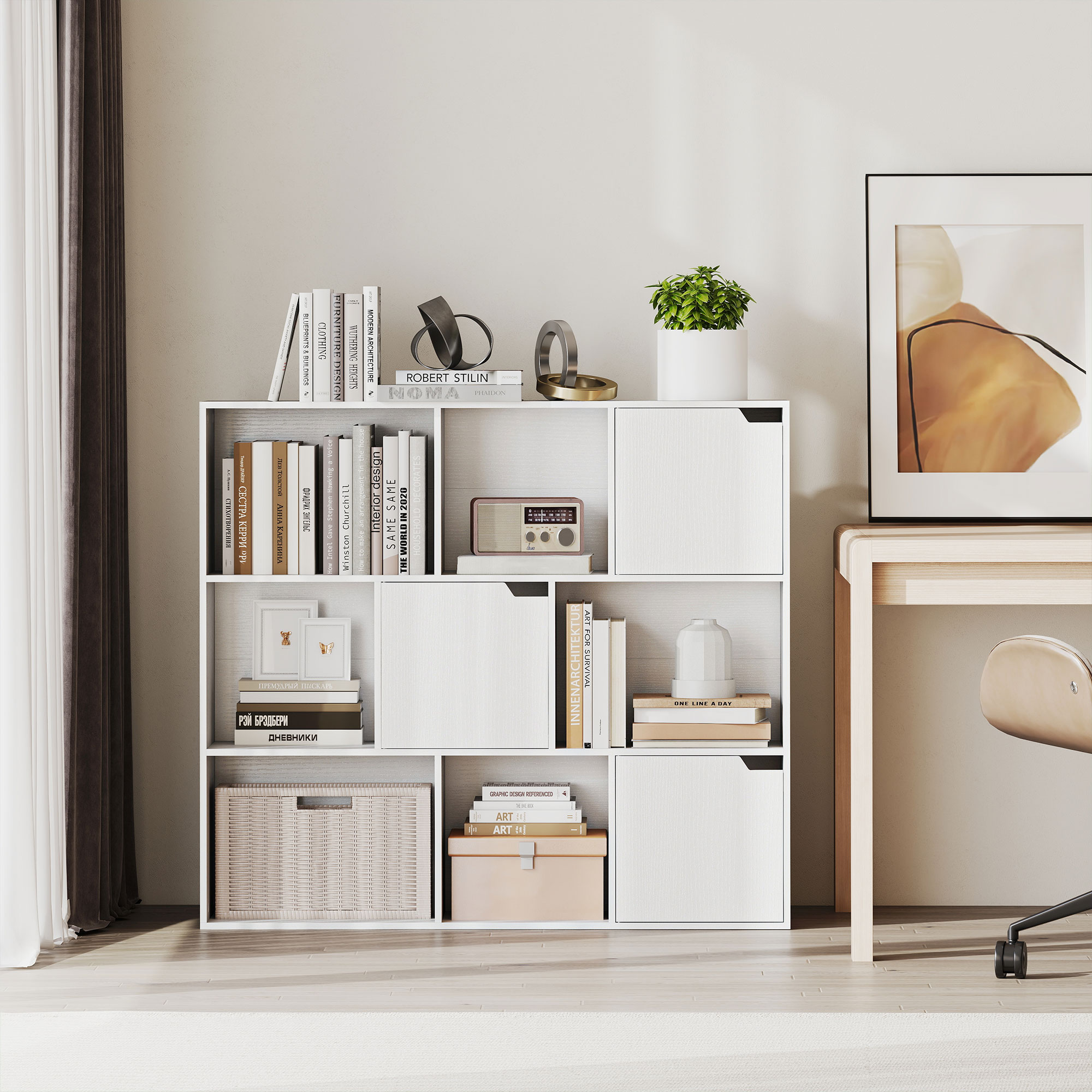Una estantería blanca con libros, plantas y decoración junto a un escritorio de madera.
