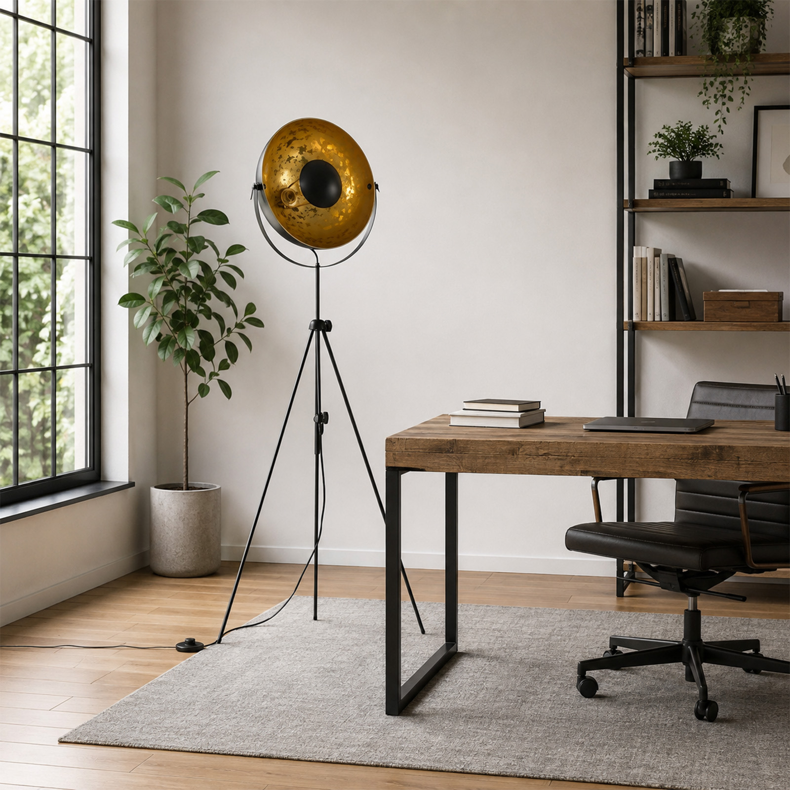 Oficina moderna con escritorio de madera, silla negra, lámpara de pie, planta, estantería y una ventana grande.