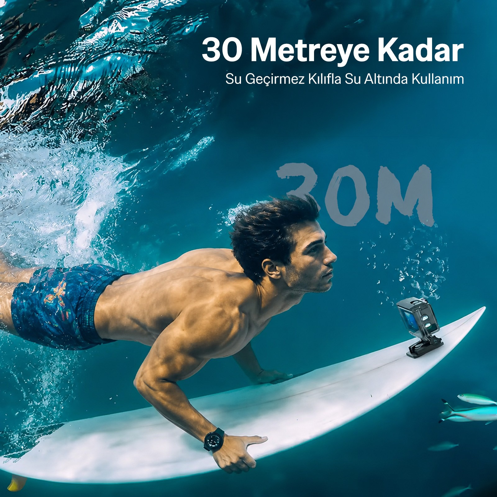Sörf tahtasında kamerayla su altında yüzen bir adam.