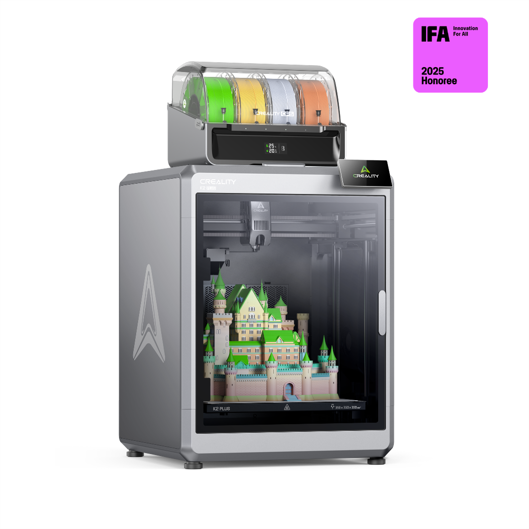 Ein Creality 3D-Drucker druckt ein buntes Schlossmodell, oben mit Spulenhalter vor weißem Hintergrund.