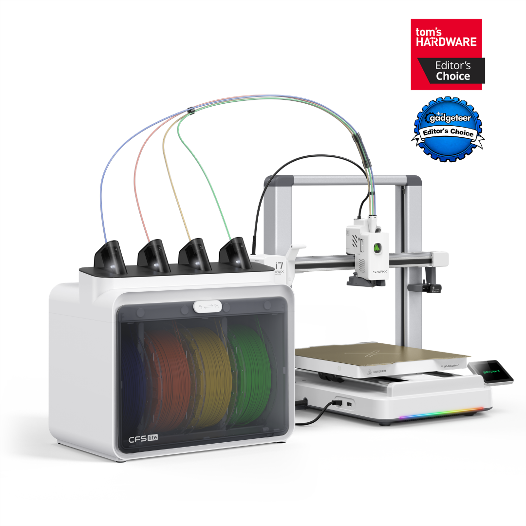 Ein weißer 3D-Drucker, verbunden mit einem Vier-Schacht-Filament-Feeder mit bunten Spulen.