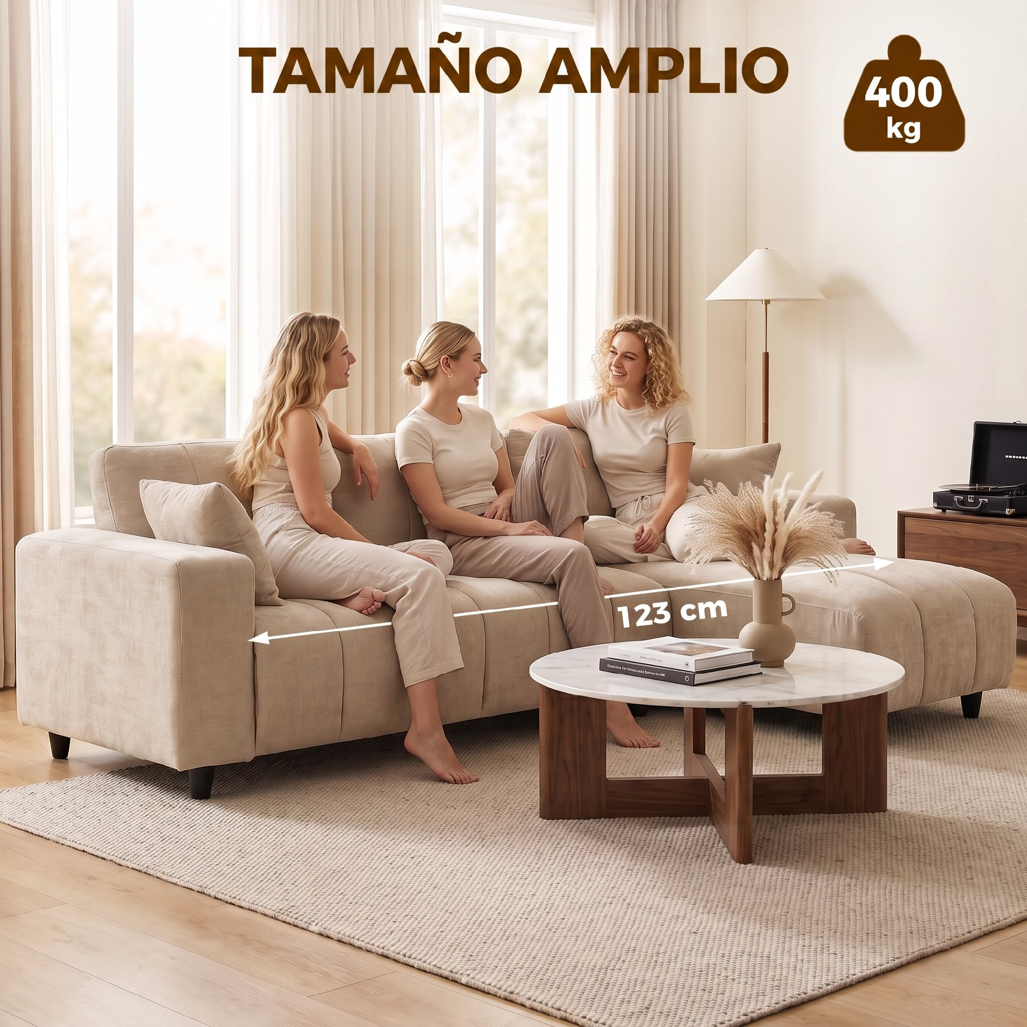 Tres mujeres con ropa clara se sientan cómodamente en un gran sofá beige en una sala luminosa.