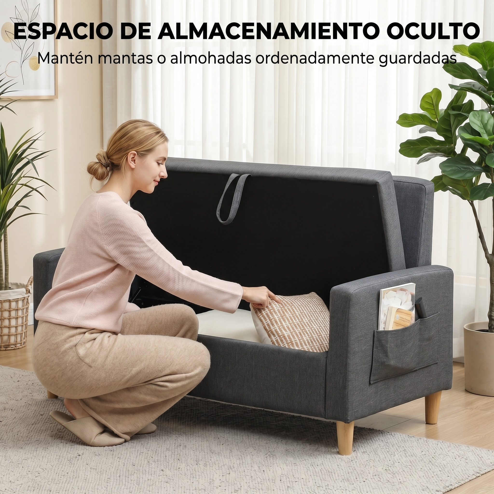 Una mujer se arrodilla junto a un banco de almacenamiento gris, colocando un cojín dentro.