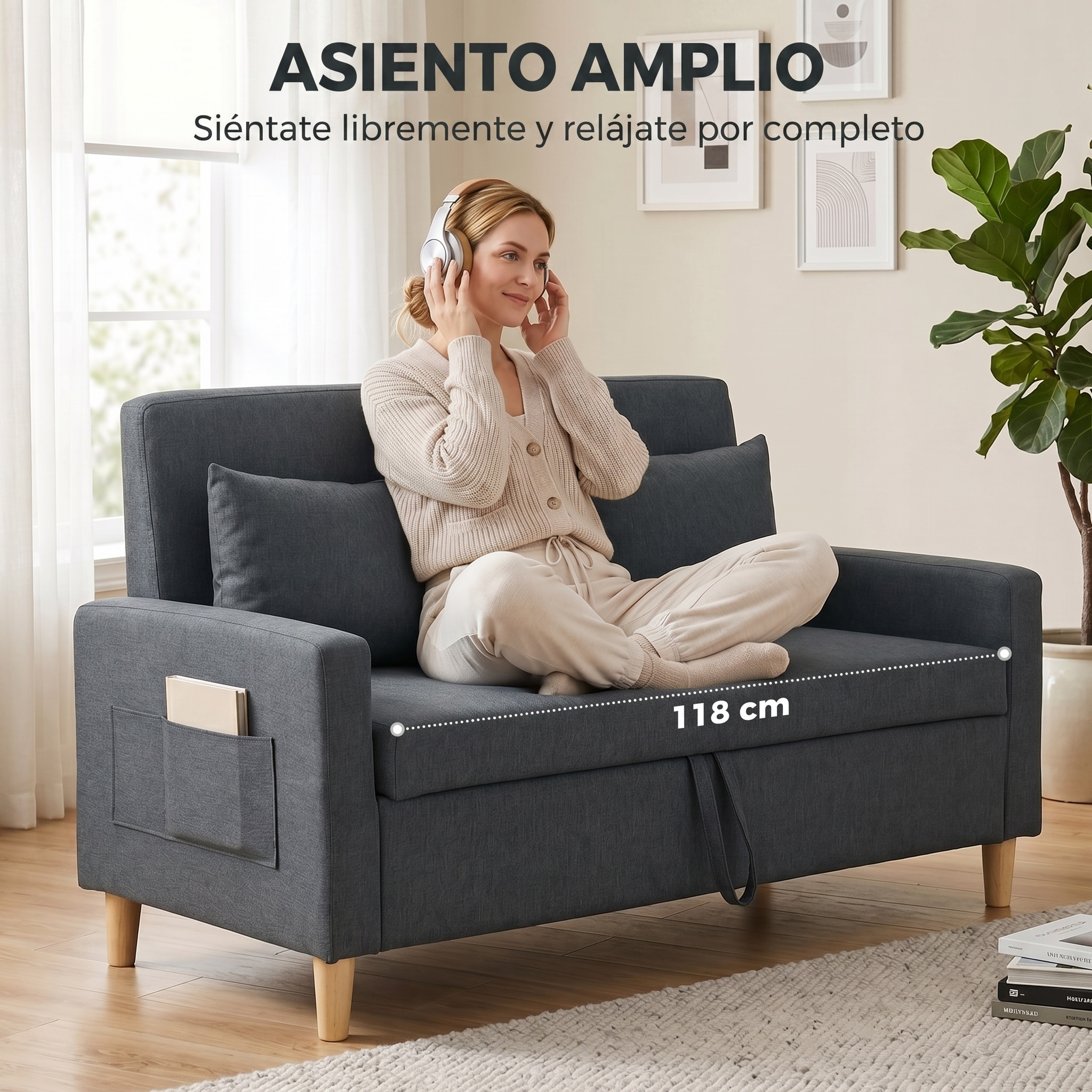 Una mujer rubia se sienta en un sofá gris con auriculares en una sala luminosa.