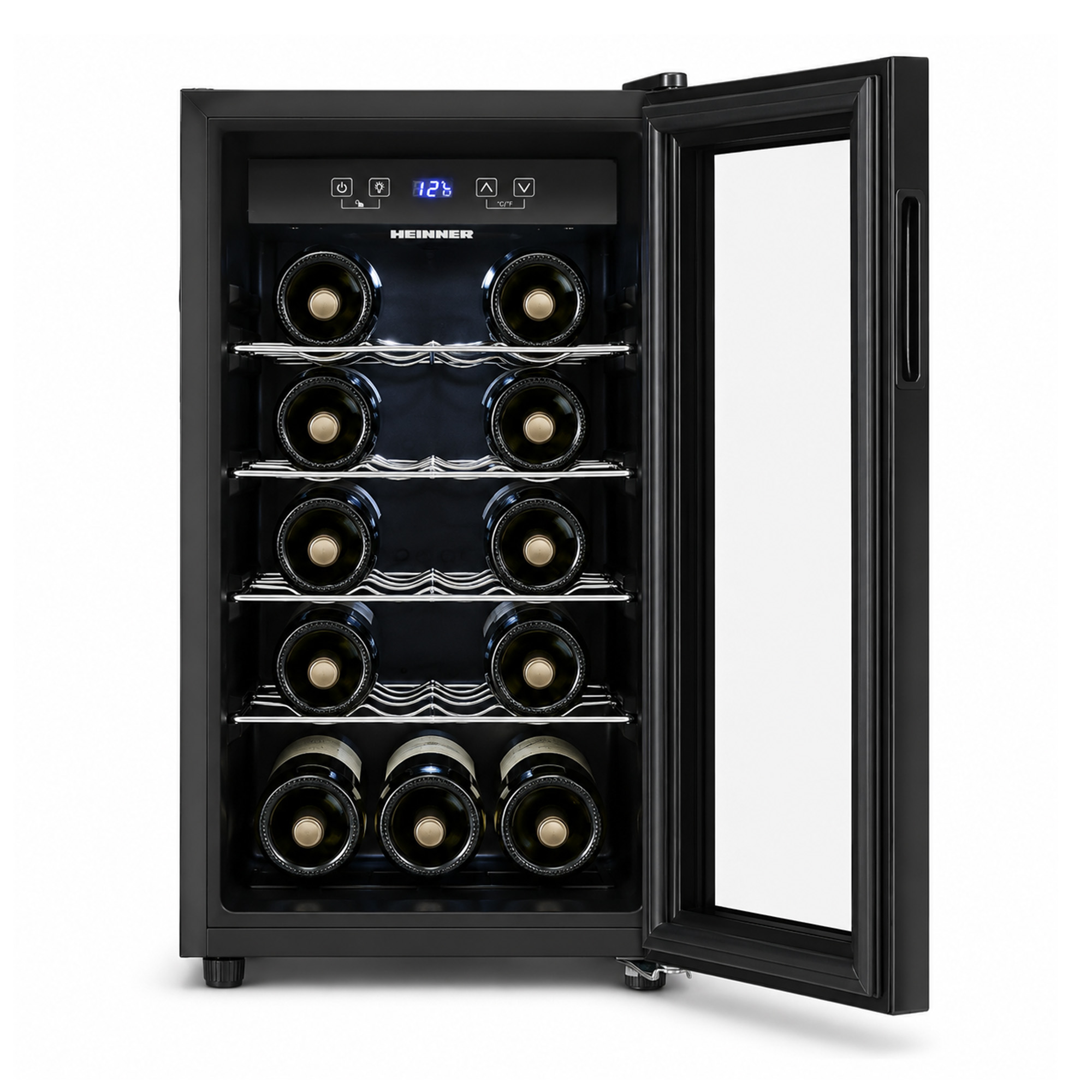 Ein schwarzer Heinner Weinkühlschrank mit offener Glastür, in dem mehrere Weinflaschen horizontal gelagert sind.