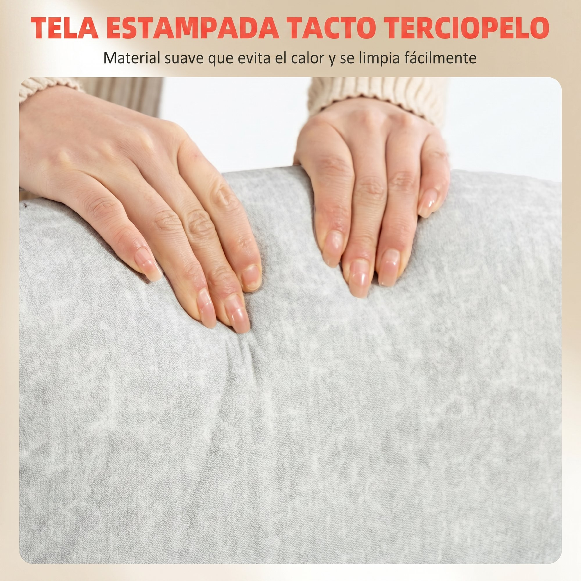 Manos tocando tela de terciopelo gris estampada sobre fondo claro.