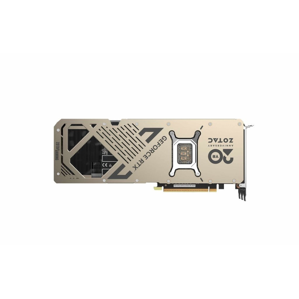 Złota karta graficzna Zotac GeForce RTX widziana od dołu na białym tle.