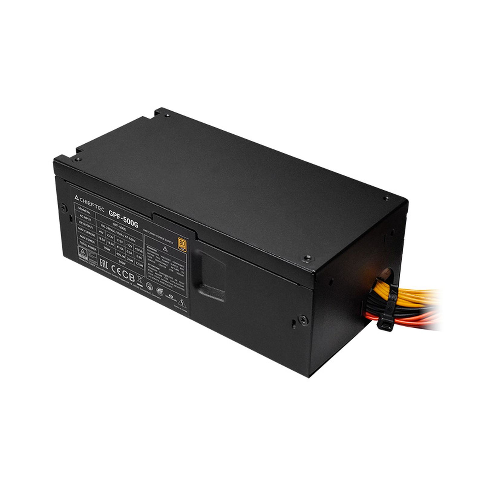 Ein schwarzes Chieftec GPF-500G PC-Netzteil mit gelben, roten und schwarzen Kabeln vor weißem Hintergrund.