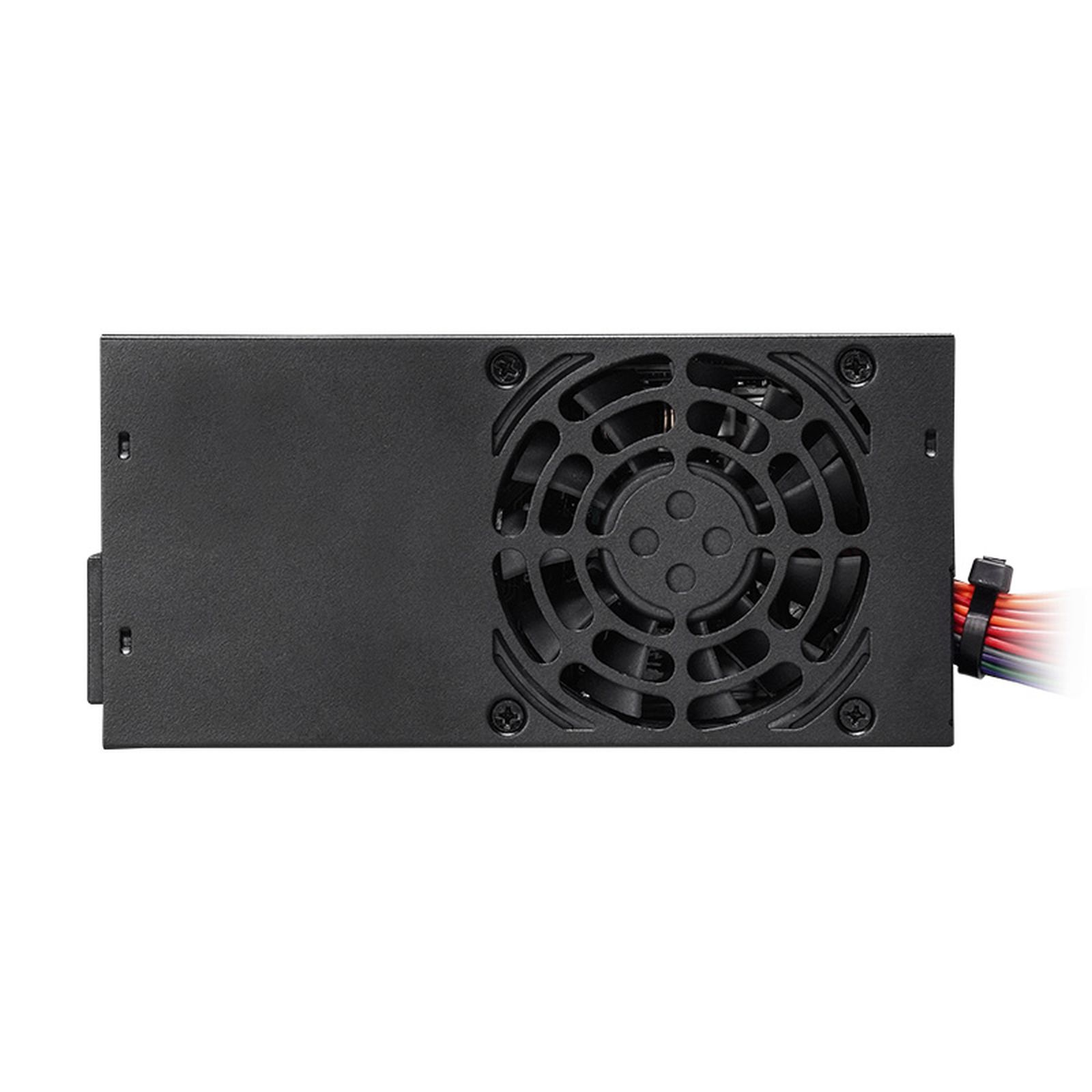 Ein schwarzes Computer-Netzteil mit einem großen integrierten Lüfter und angeschlossenen Kabeln.