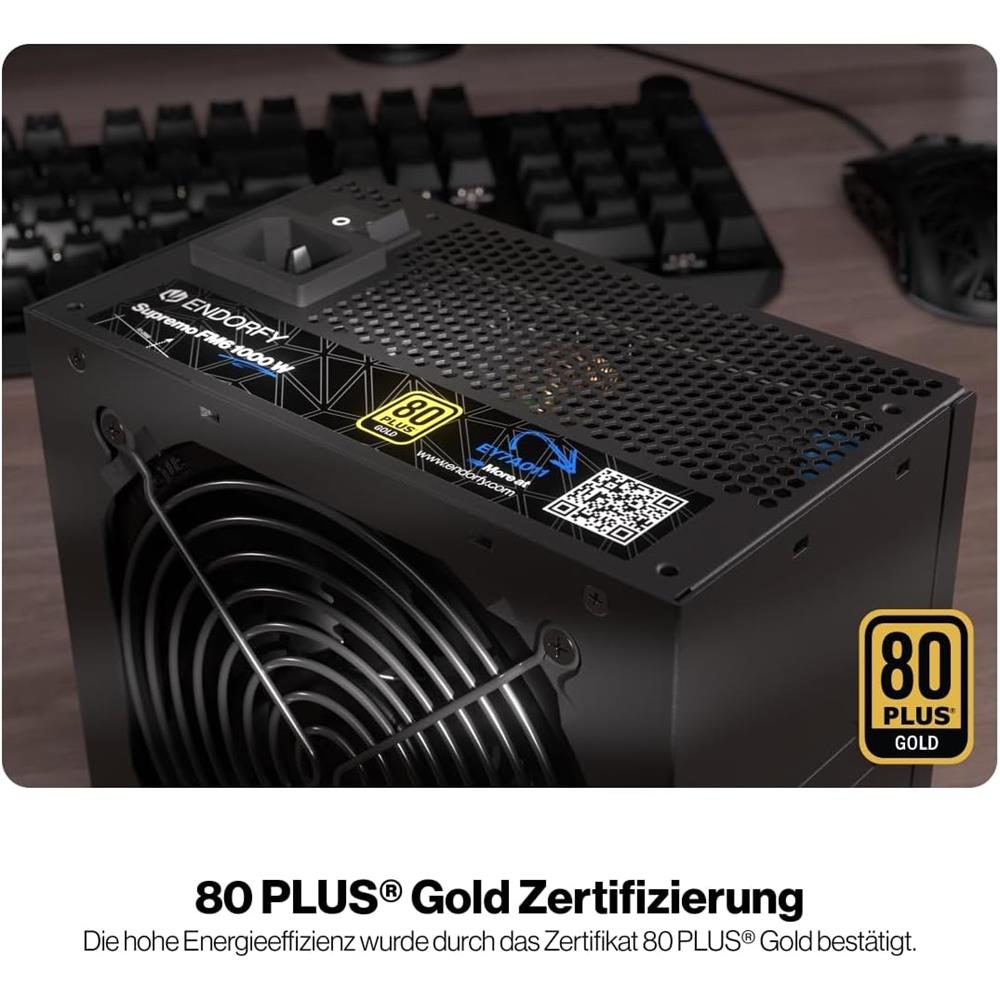 Zasilacz z certyfikatem 80 PLUS Gold, kratką wentylatora i logo Endorfy na drewnianym biurku.