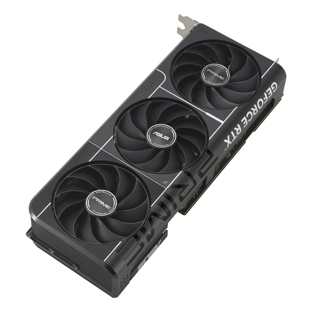 Czarna karta graficzna Asus Prime GeForce RTX z trzema wentylatorami, pod kątem na białym tle.