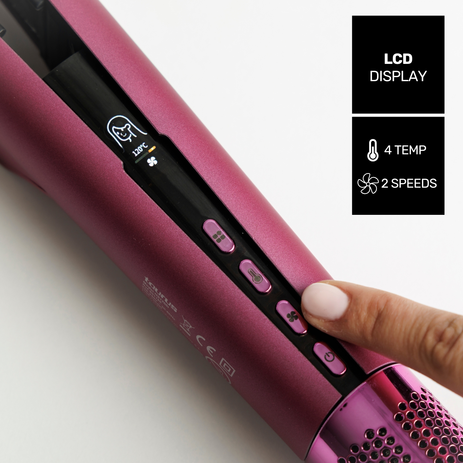 Un dedo pulsa el botón de un moldeador de pelo rosa con pantalla LCD y controles de temperatura y velocidad.