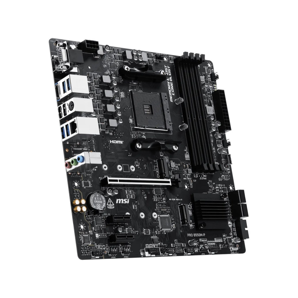 Czarna płyta główna MSI Pro B550M-P z gniazdem procesora, slotami RAM, portami i radiatorami na białym tle.