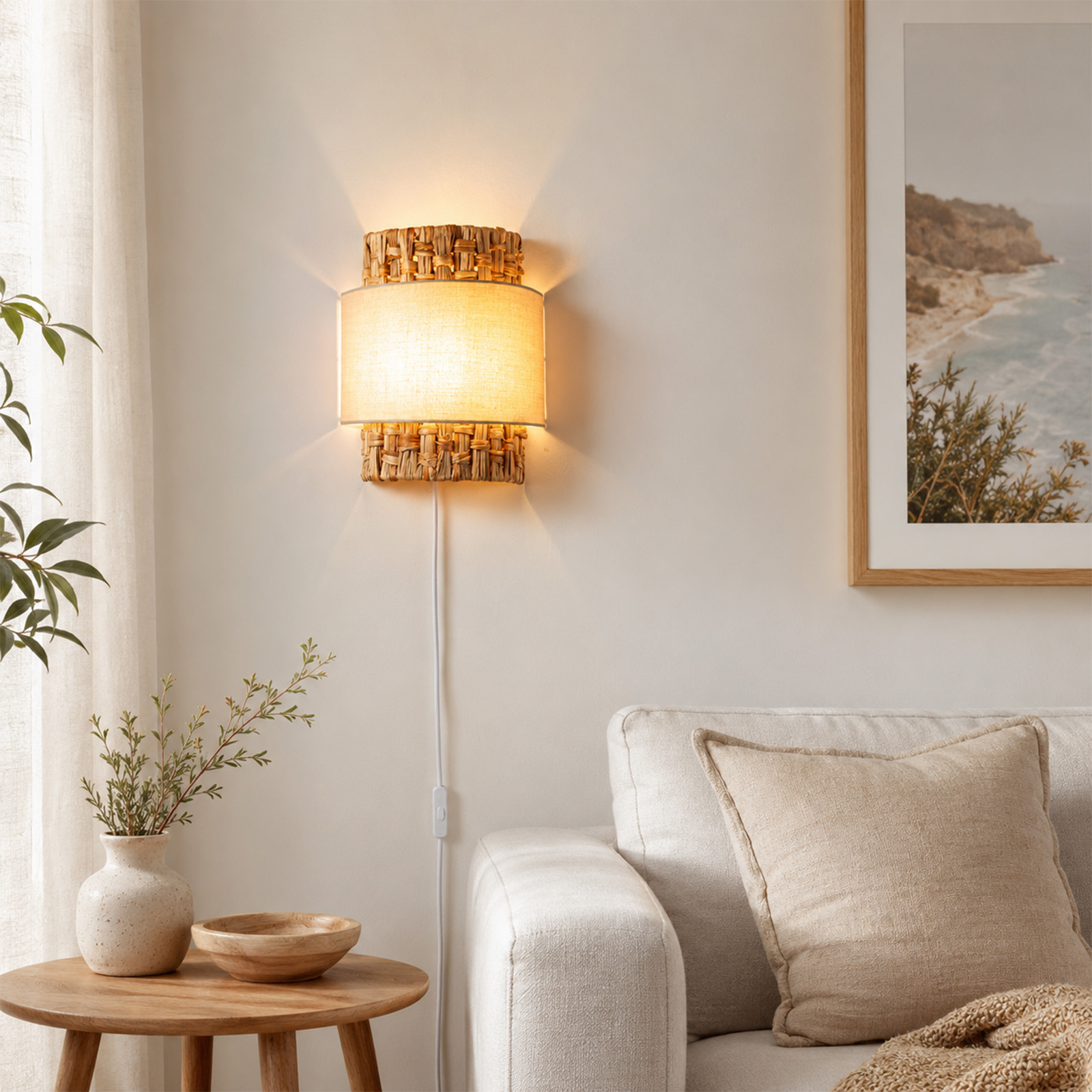Una lámpara de pared de ratán cuelga sobre un sofá, junto a una mesa de madera con un jarrón.