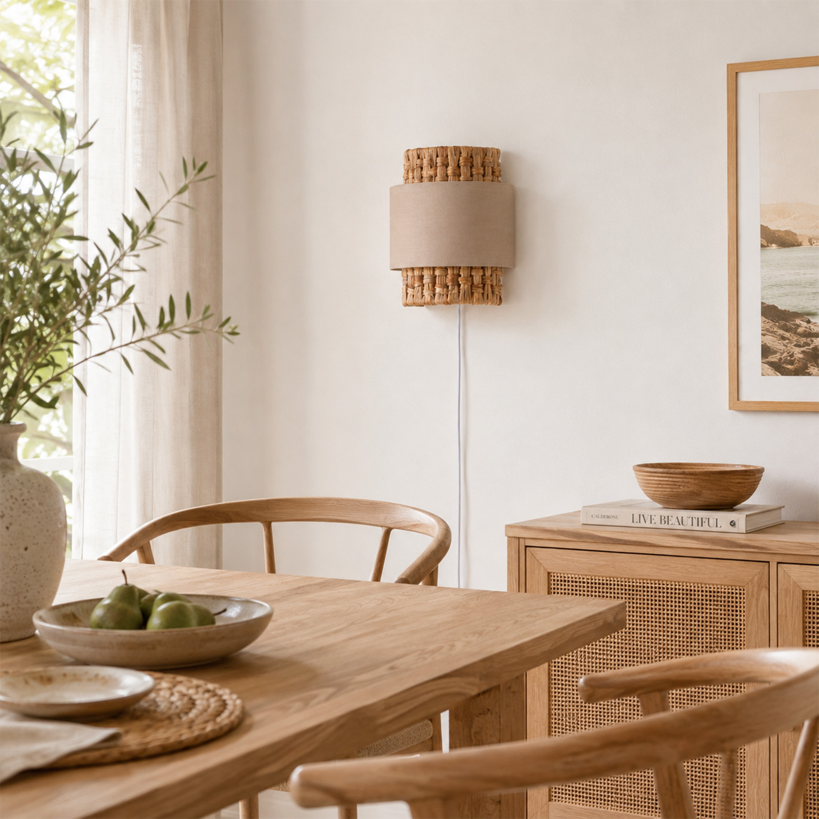 Un comedor con mesa de madera, sillas, lámpara de pared, frutas en un bol y un armario.