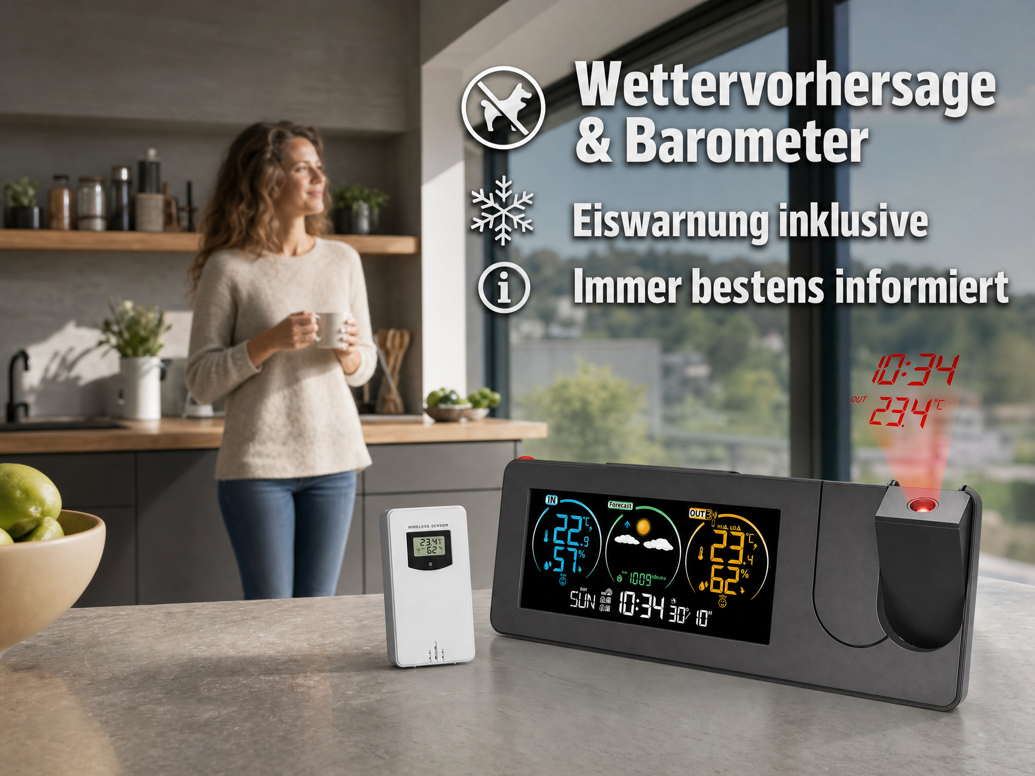 Wetterstation auf Küchentheke mit Digitalanzeige und projizierter Uhrzeit, im Hintergrund eine Frau.