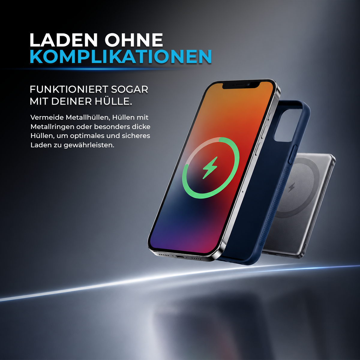 Ein Smartphone, eine blaue Schutzhülle und ein kabelloses Ladegerät mit deutschem Text vor dunklem Hintergrund.