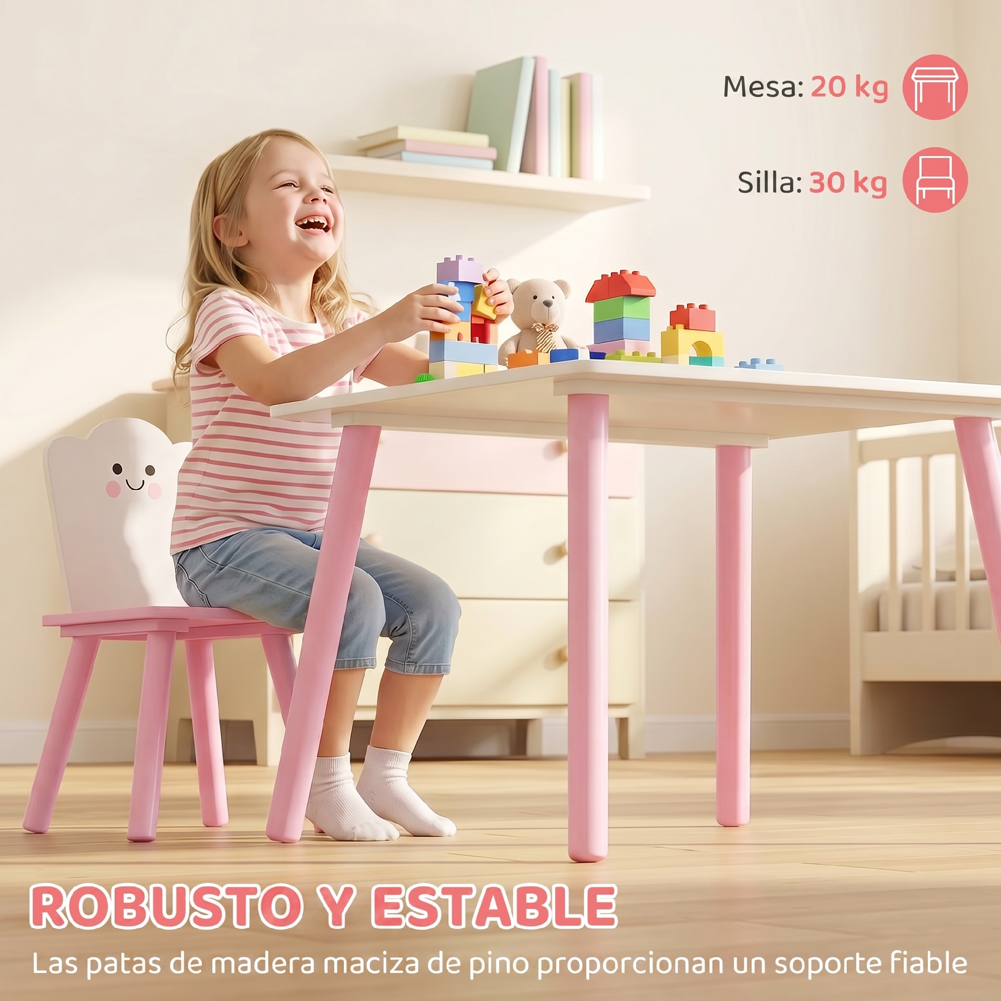 Una niña sonriente juega con bloques coloridos en una mesa blanca y rosa en una habitación.