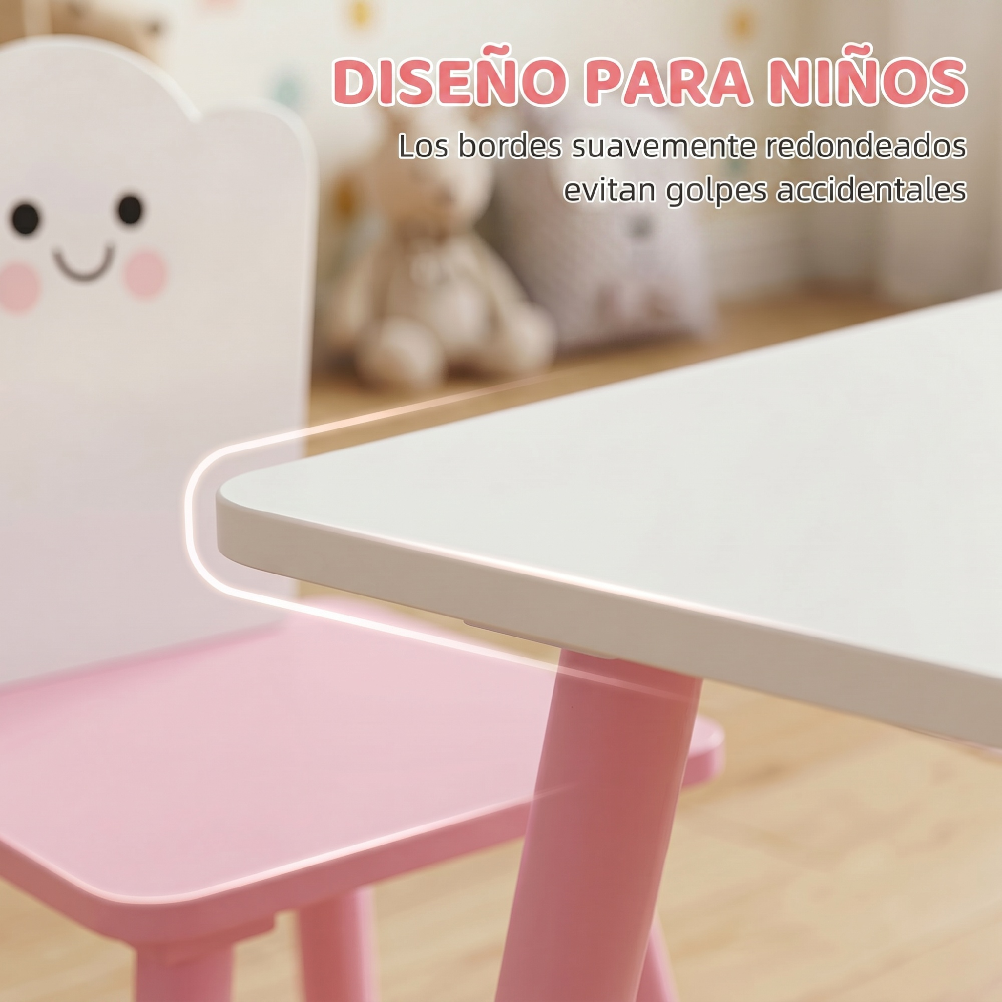Mesa y silla infantil con bordes redondeados, con un osito de peluche y juguetes al fondo.