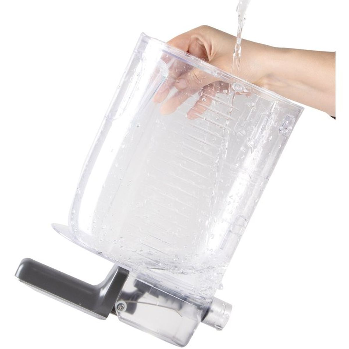 Una mano riempie d'acqua un serbatoio in plastica trasparente su sfondo bianco.