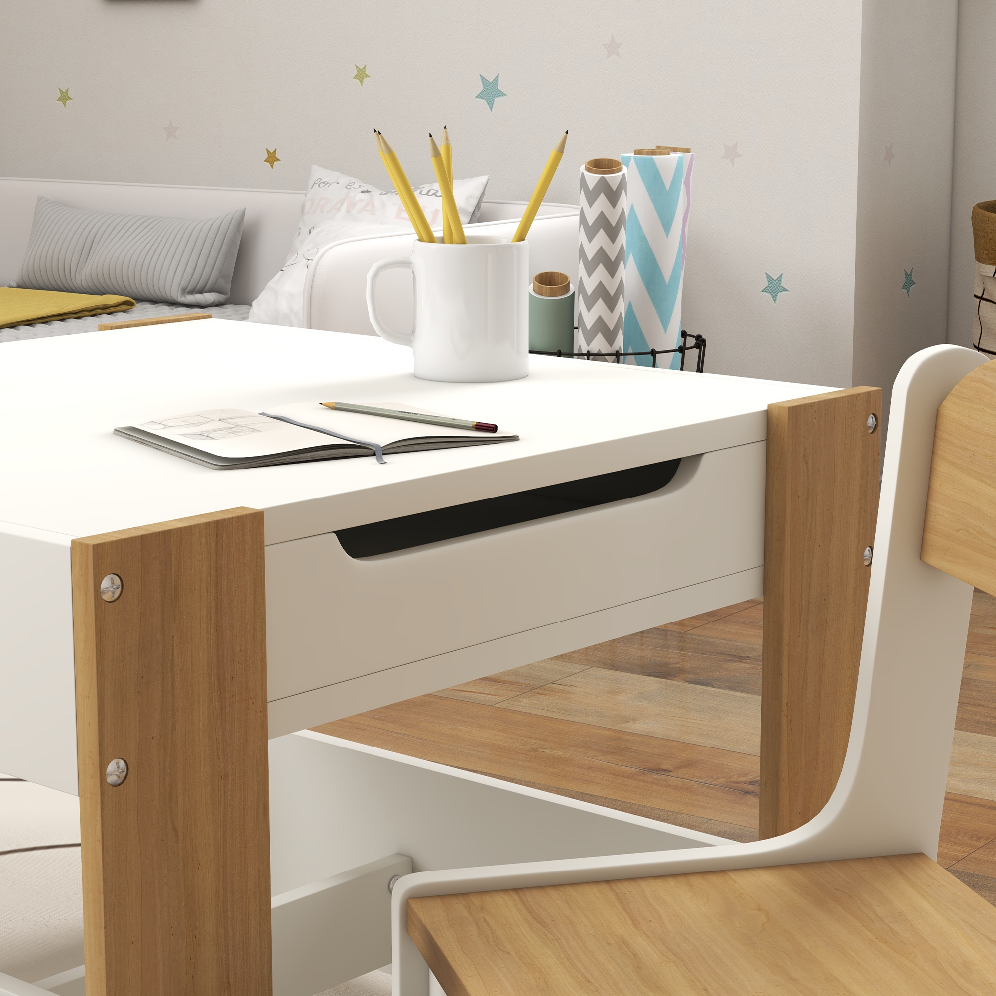 Un escritorio infantil blanco con detalles de madera, un cuaderno abierto, lápices de colores y una silla en una habitación luminosa.