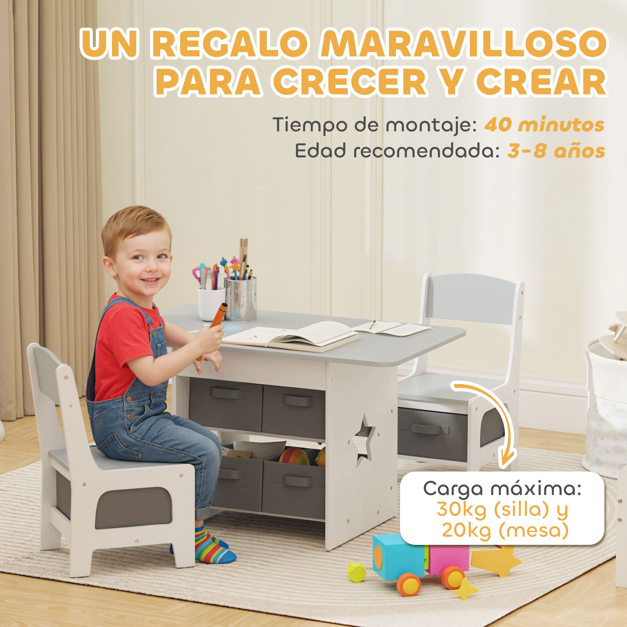 Niño sonriente sentado en un escritorio gris con sillas, dibujando en un libro.