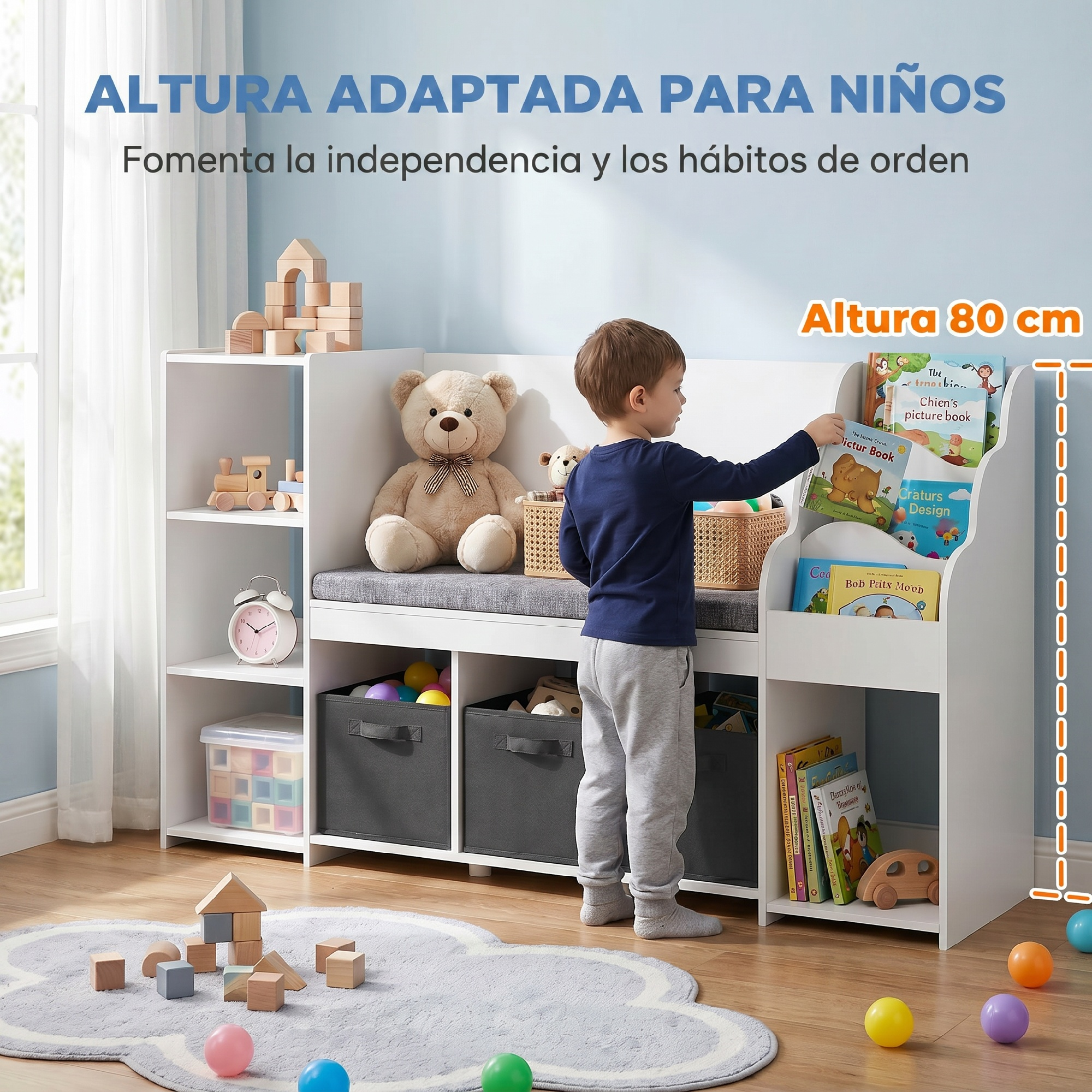 Niño coge un libro del banco de almacenamiento blanco con osito y juguetes.