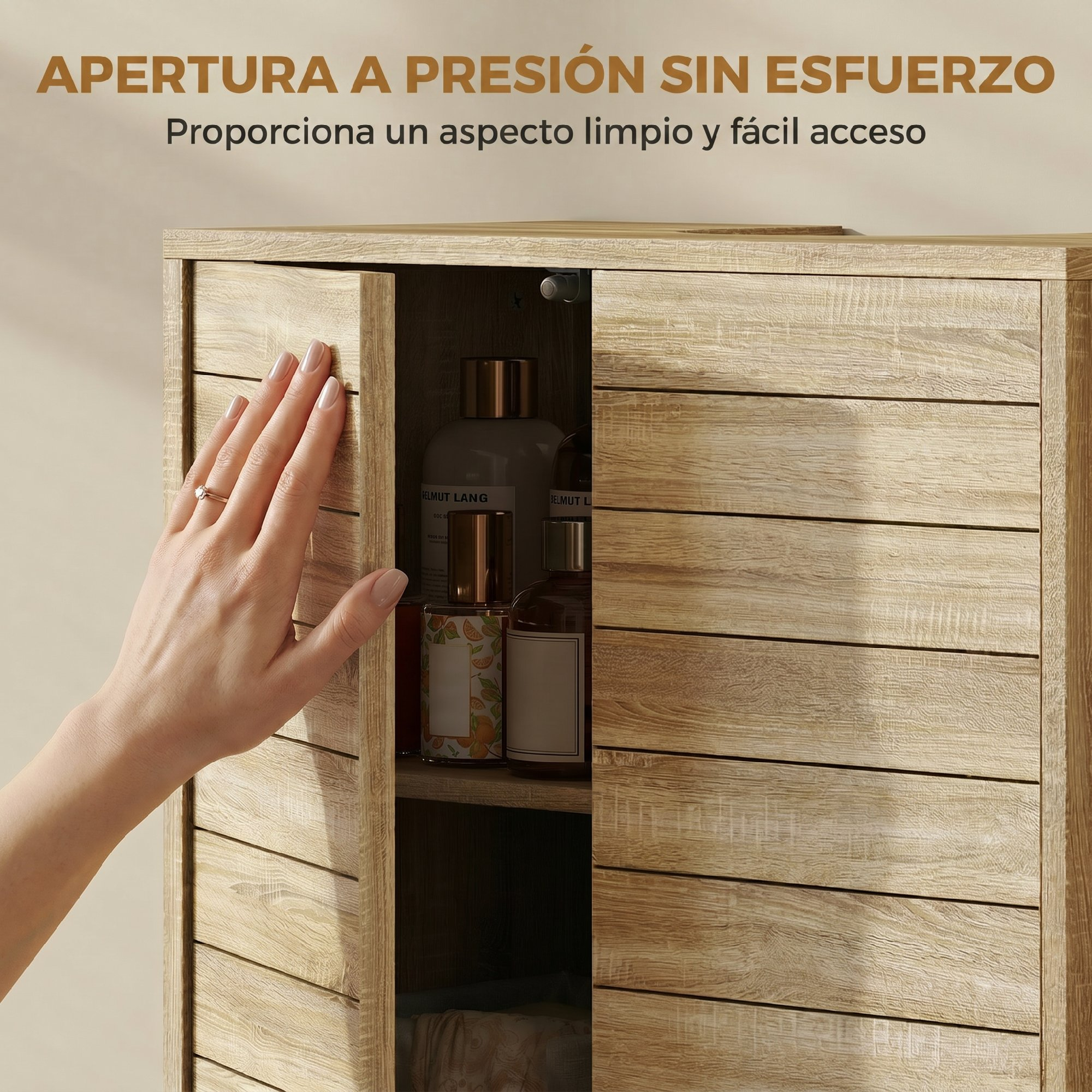 Una mano abre una puerta de armario de madera, mostrando botellas de baño dentro, con texto arriba.