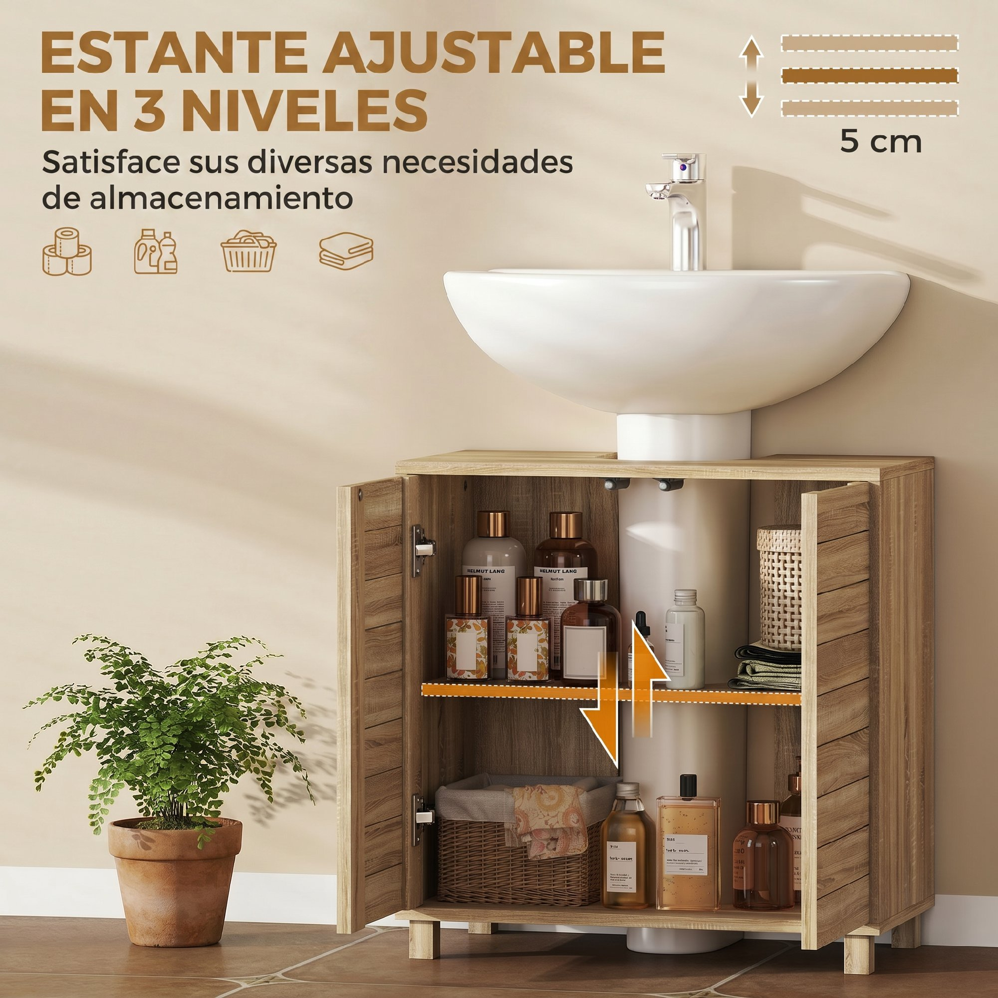 Un tocador de baño de madera con estantes ajustables, botellas y cestas, se encuentra bajo un lavabo blanco.