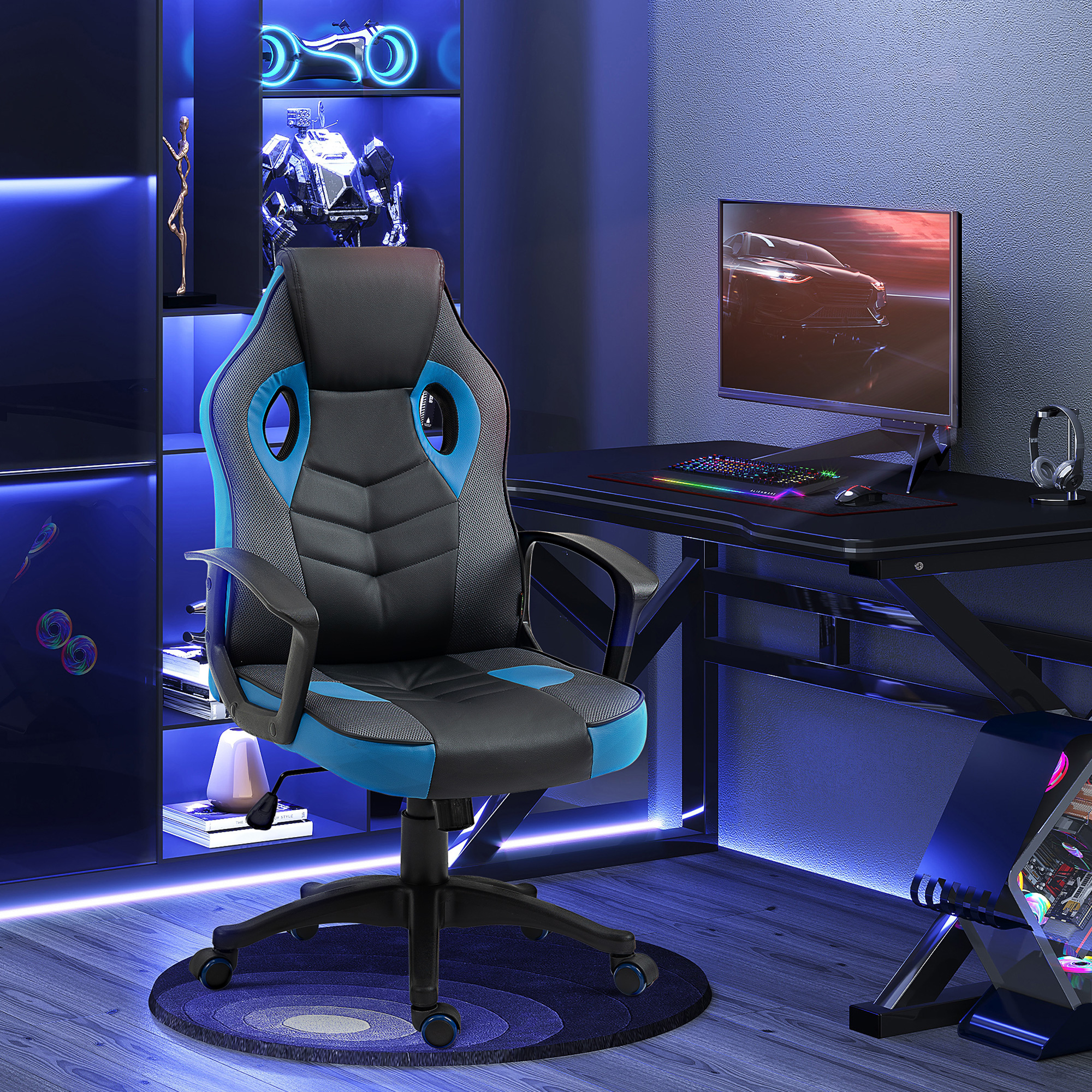 Sedia da gioco blu e nera davanti a una scrivania con monitor in una stanza illuminata di blu.