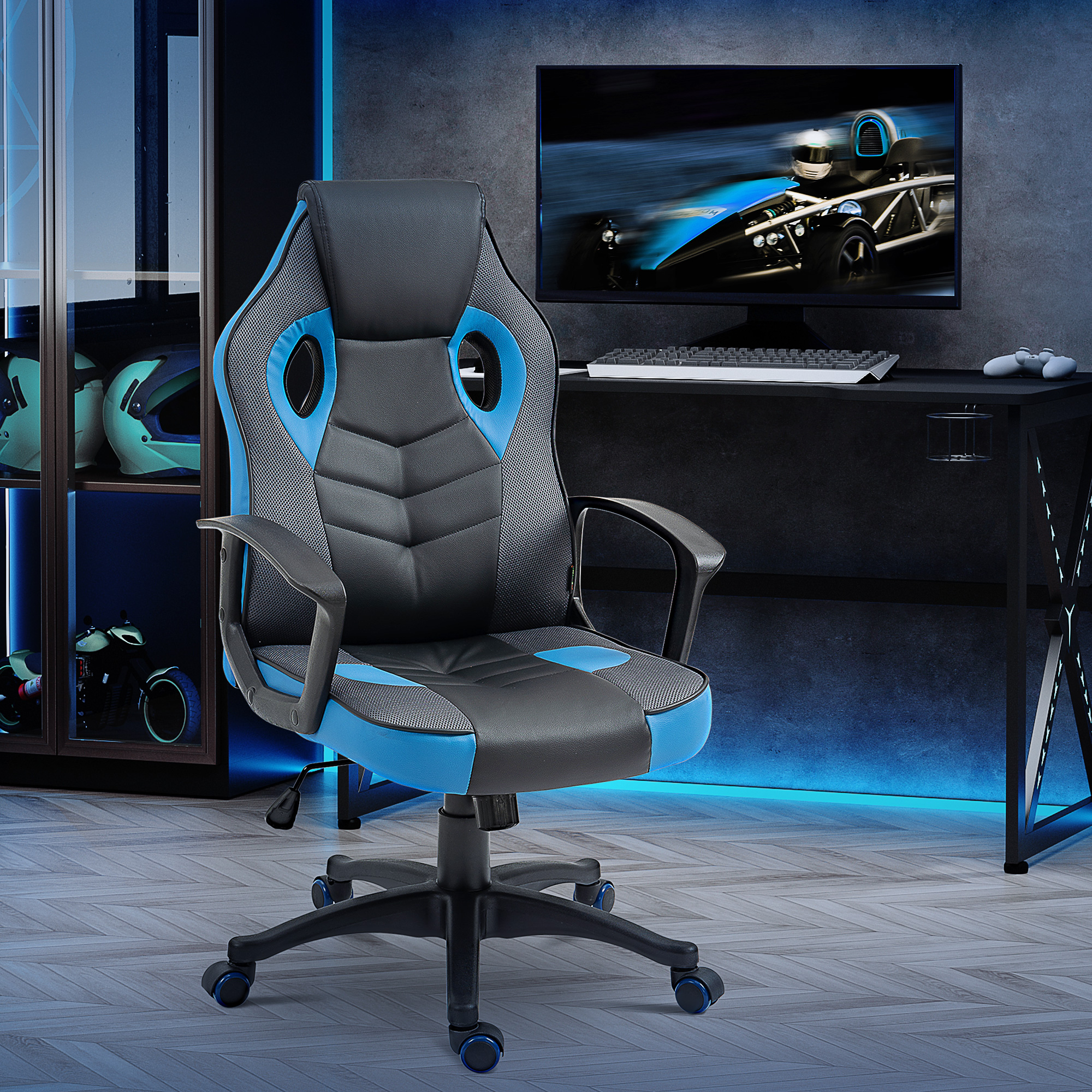 Sedia da gaming blu e nera in una stanza moderna con monitor e scrivania.