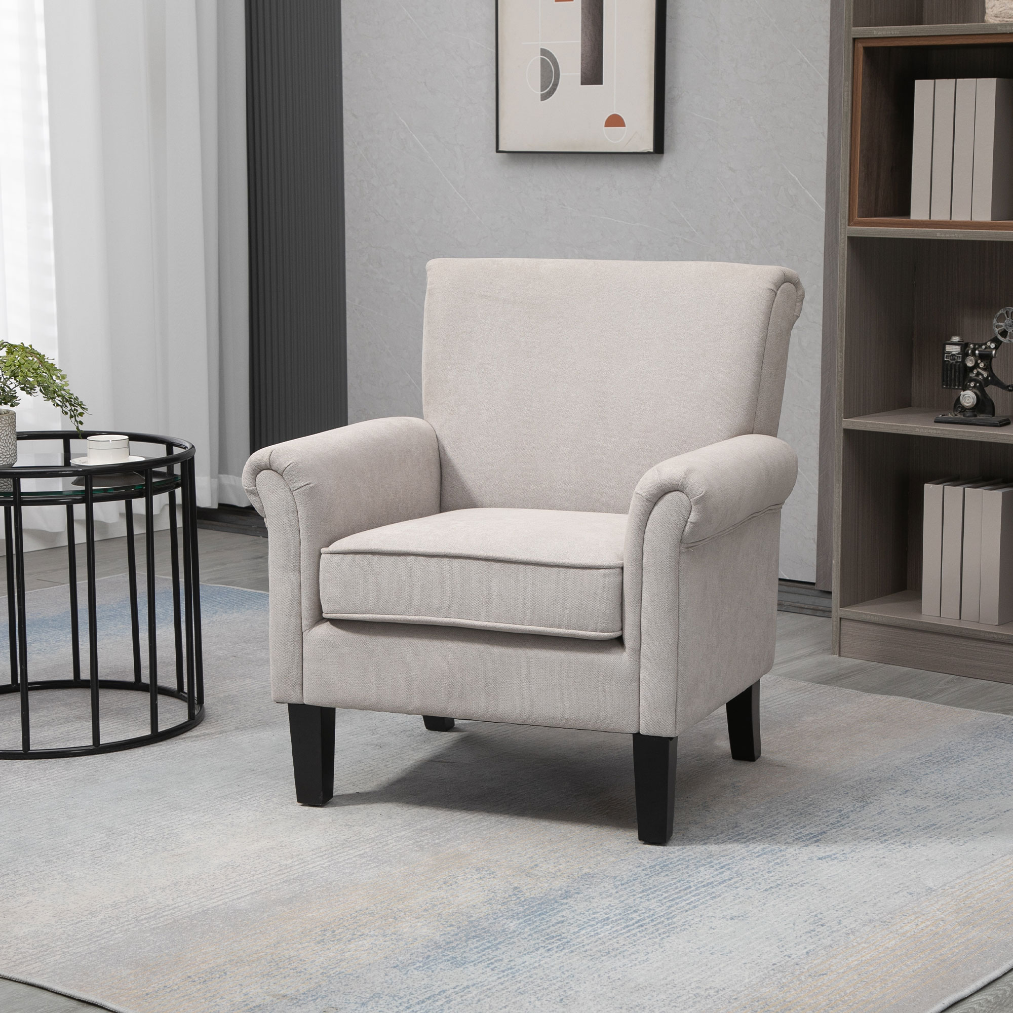 Poltrona beige su tappeto grigio-blu in una stanza moderna con libreria e tavolino.