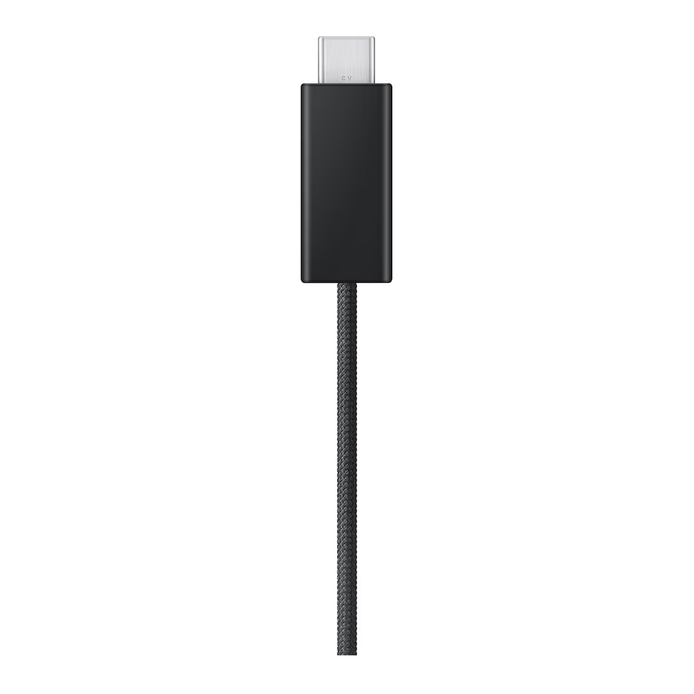 Un cavo USB-C nero con connettore argento su sfondo bianco.