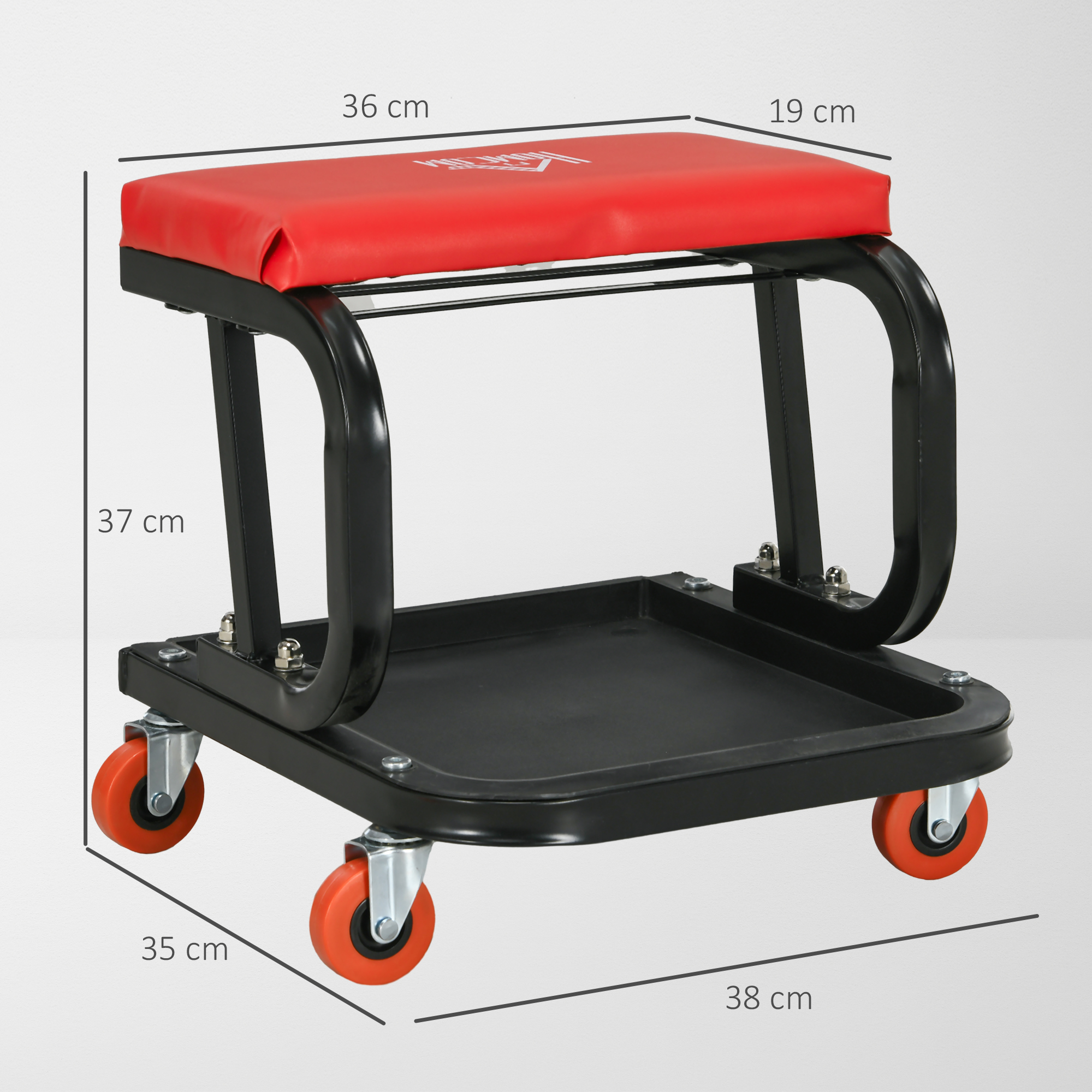 Un taburete rodante negro con asiento acolchado rojo, bandeja de almacenamiento y medidas sobre fondo gris claro.