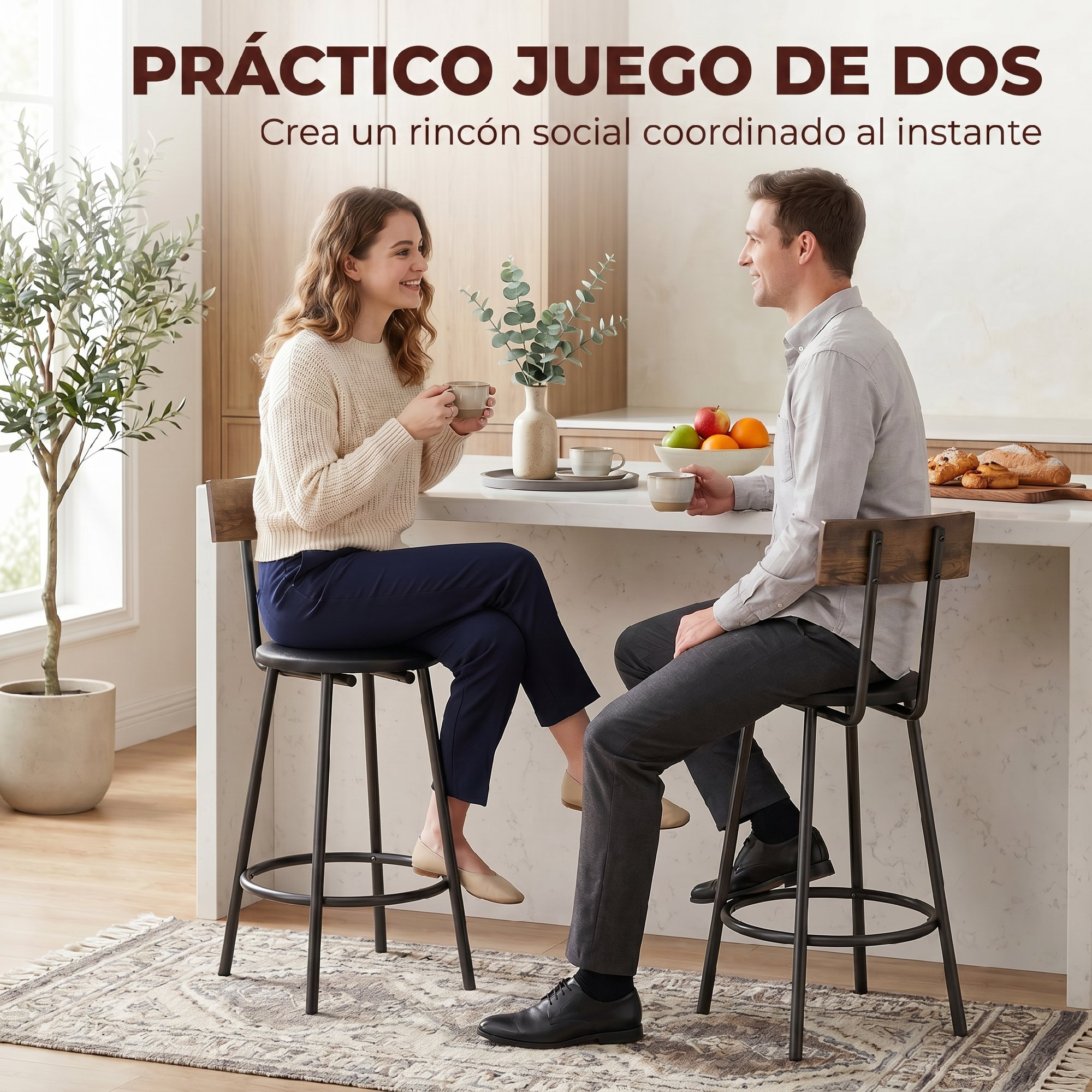 Una pareja se sienta en taburetes en una barra de cocina, tomando café y charlando.