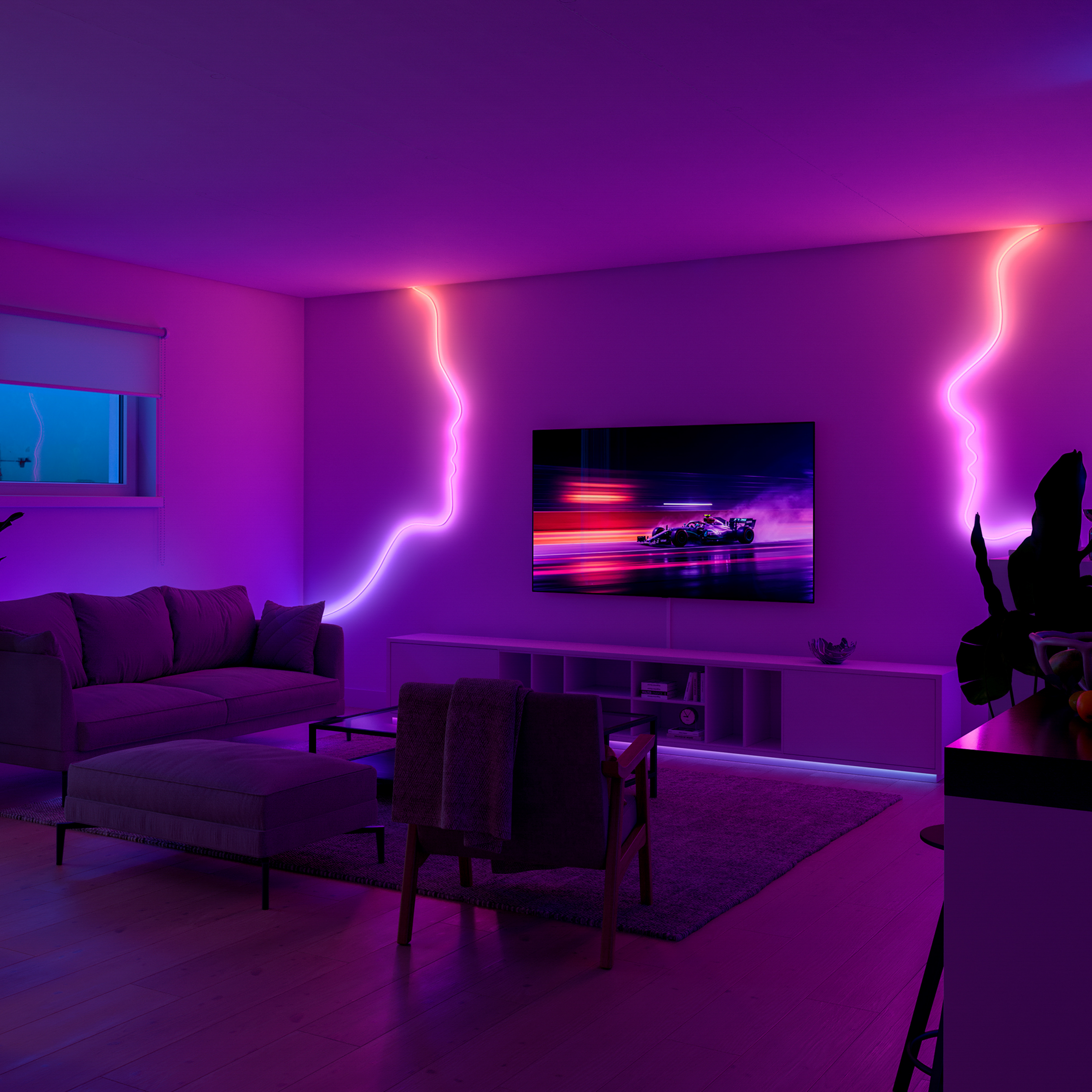Soggiorno con illuminazione rosa neon, TV, divano e poltrone sotto un cielo blu crepuscolare.