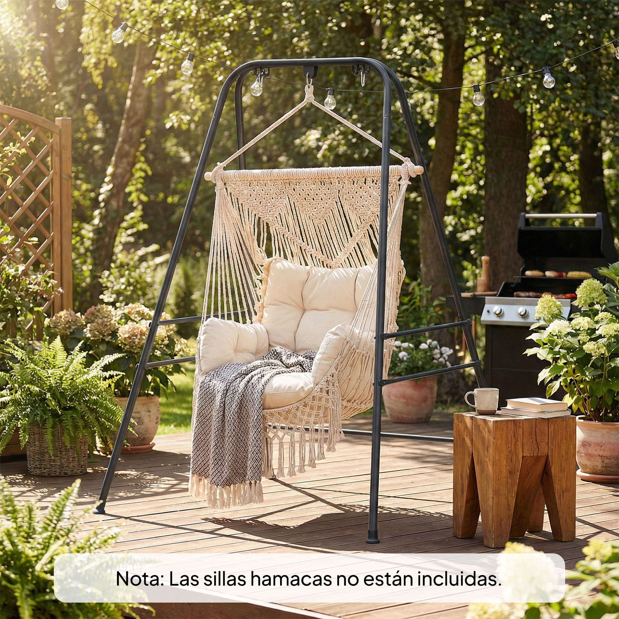 Una silla colgante de macramé con cojines y una manta en un soporte de metal en una terraza de madera.