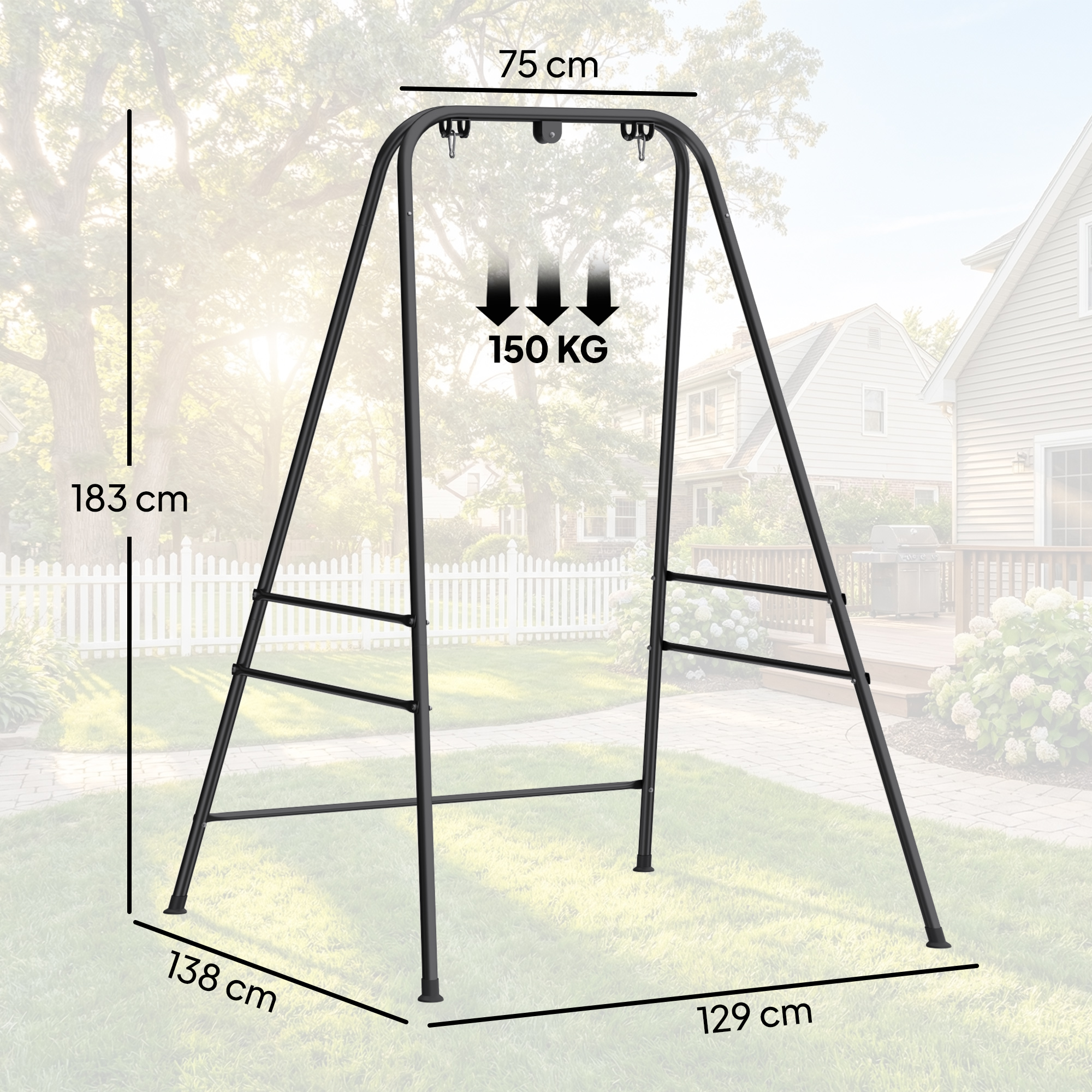 Un columpio de metal negro en el patio con dimensiones de 75cm de ancho, 183cm de alto y límite de peso de 150kg.
