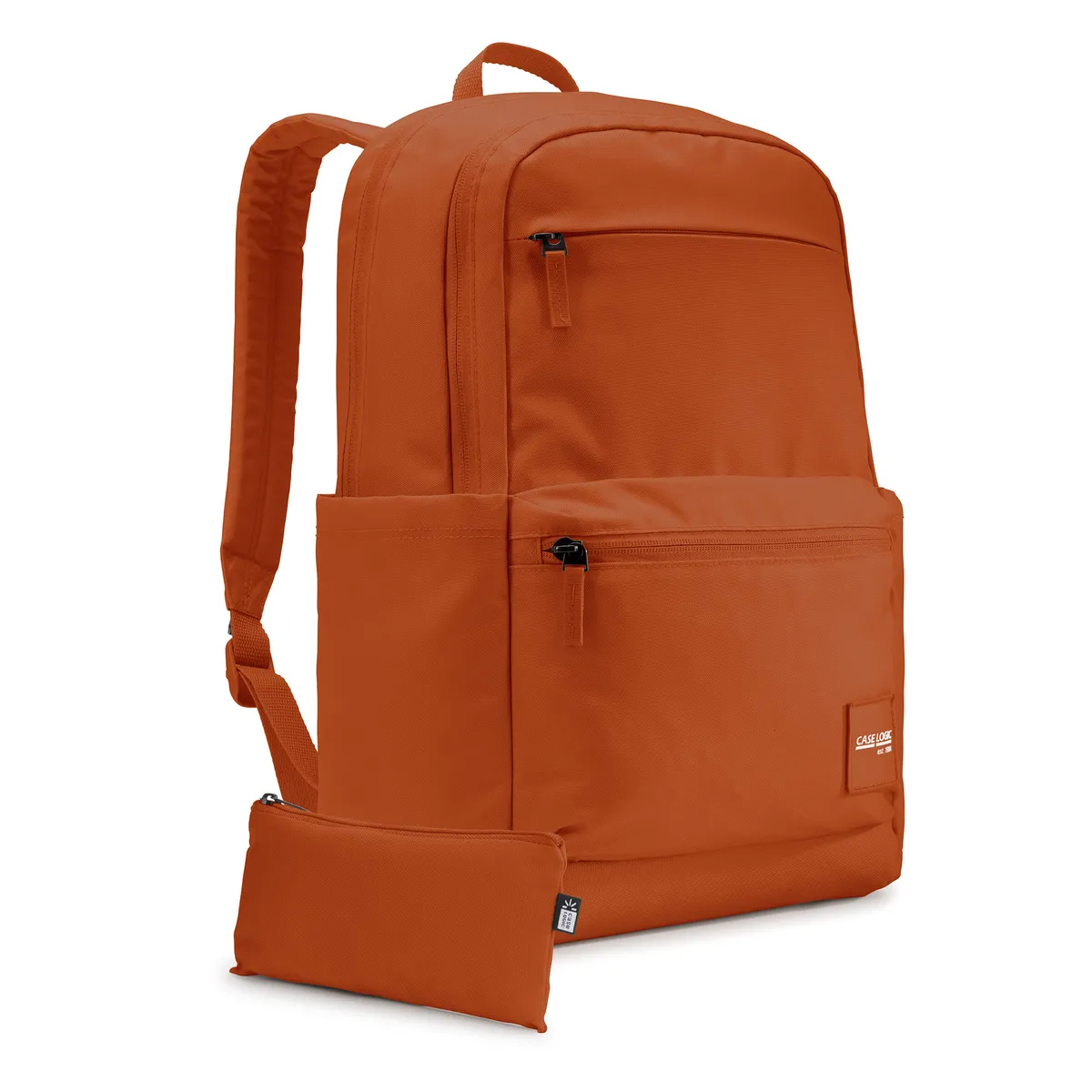 Ein orangefarbener Rucksack mit einem kleinen passenden Mäppchen davor auf weißem Hintergrund.