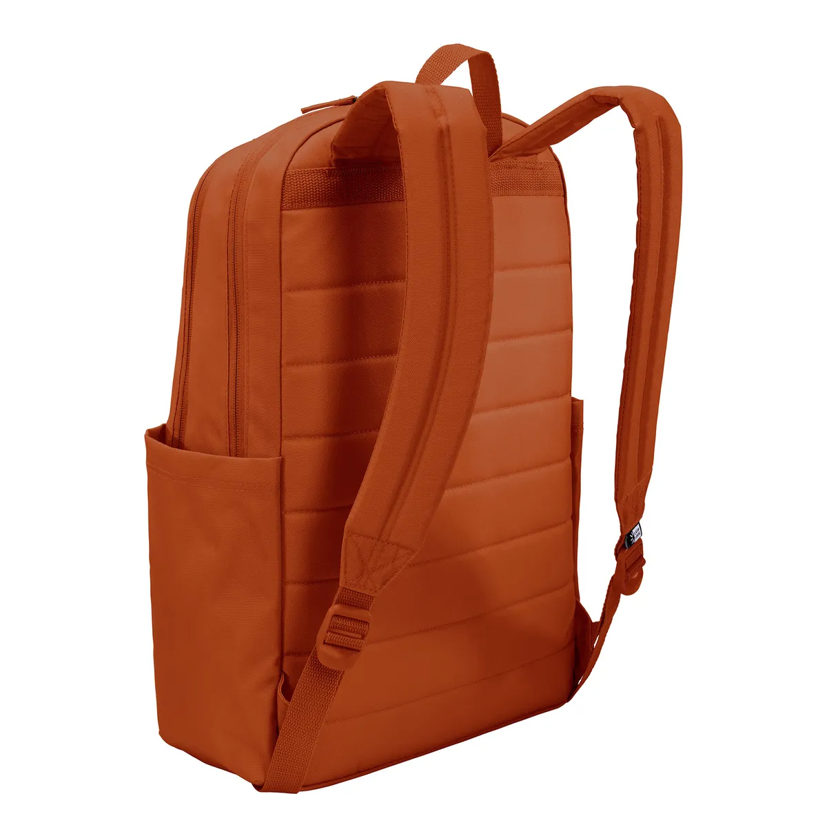 Ein orangefarbener Rucksack mit gepolsterten Schultergurten und Seitentaschen auf weißem Hintergrund.
