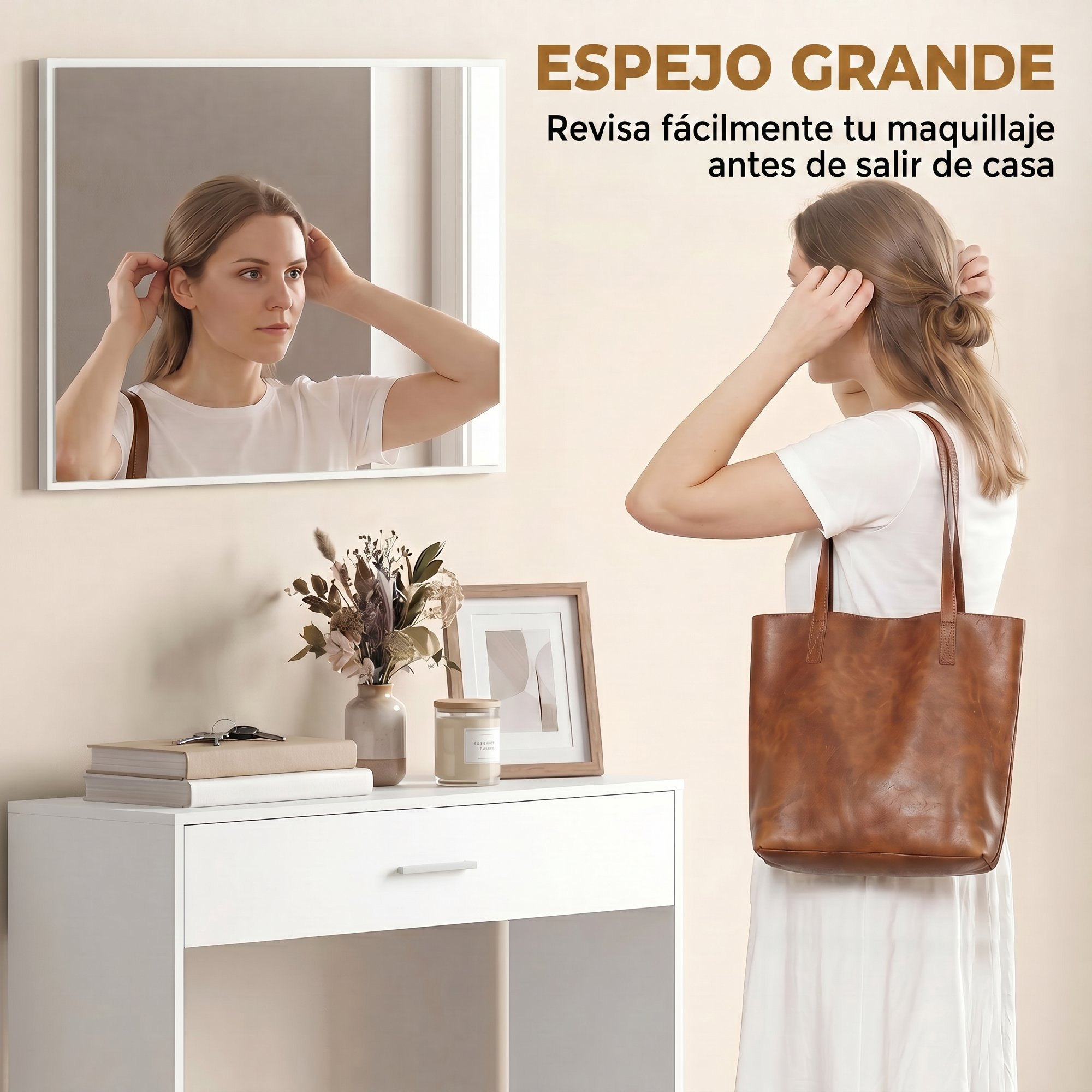 Una mujer de blanco con bolso marrón se arregla el pelo en el espejo.