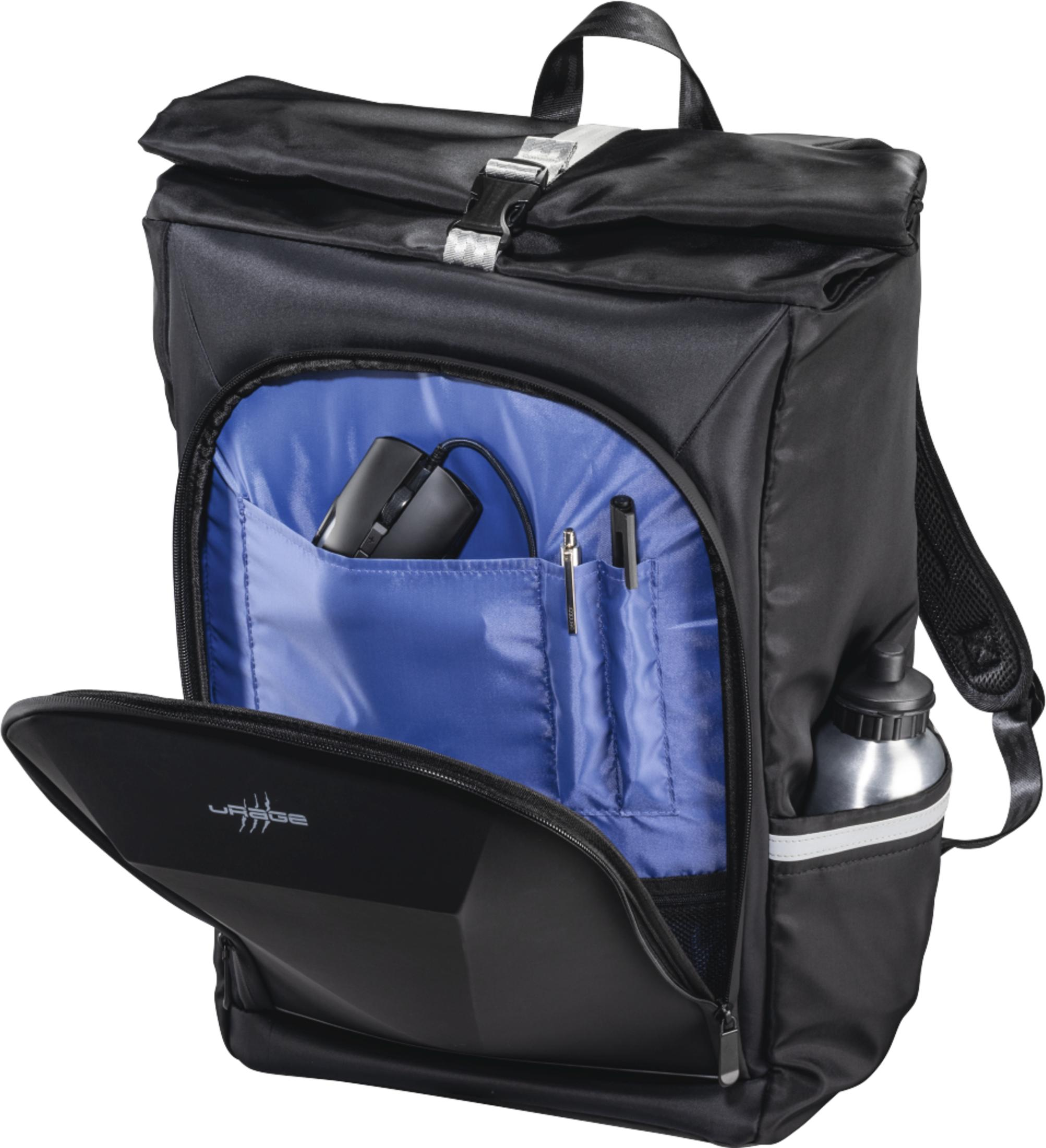 Schwarzer Rucksack mit blauem Innenfach, offener Fronttasche, Computermaus, Stiften und einer Wasserflasche.