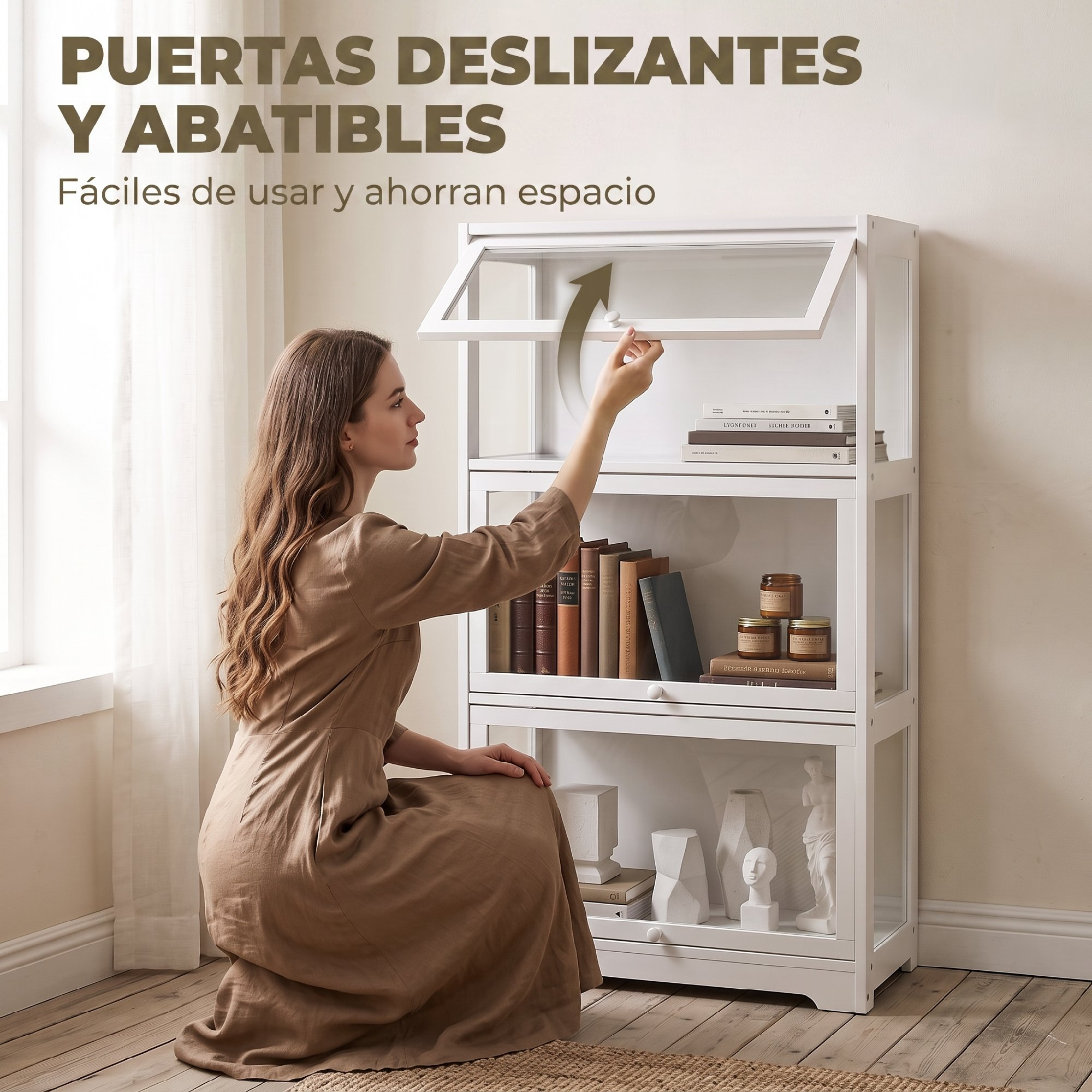 Una mujer arrodillada abre la puerta de cristal de un estante blanco con libros y decoración.