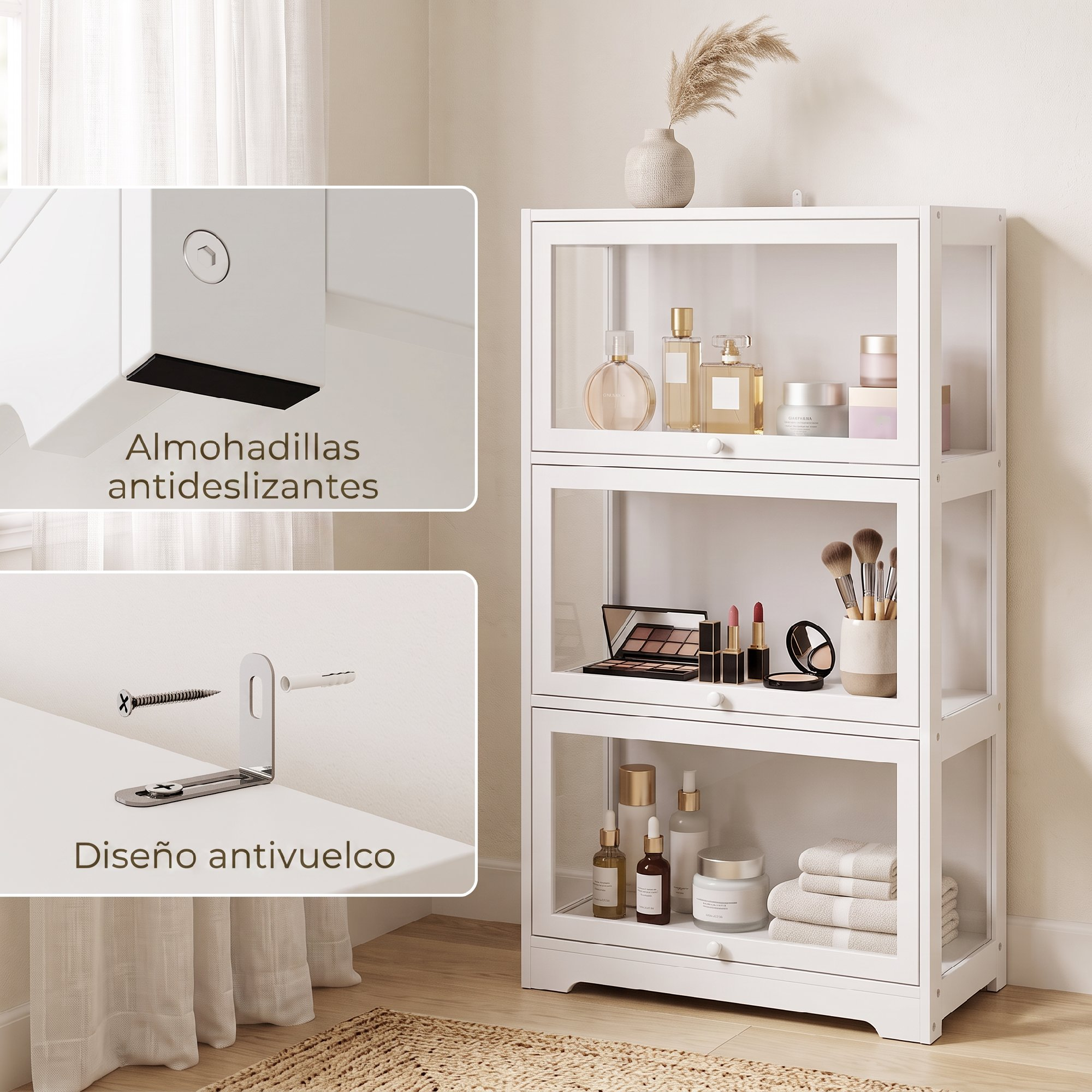 Un armario blanco de tres niveles con puertas de cristal guarda cosméticos y toallas. Vistas muestran patas y antivuelco.