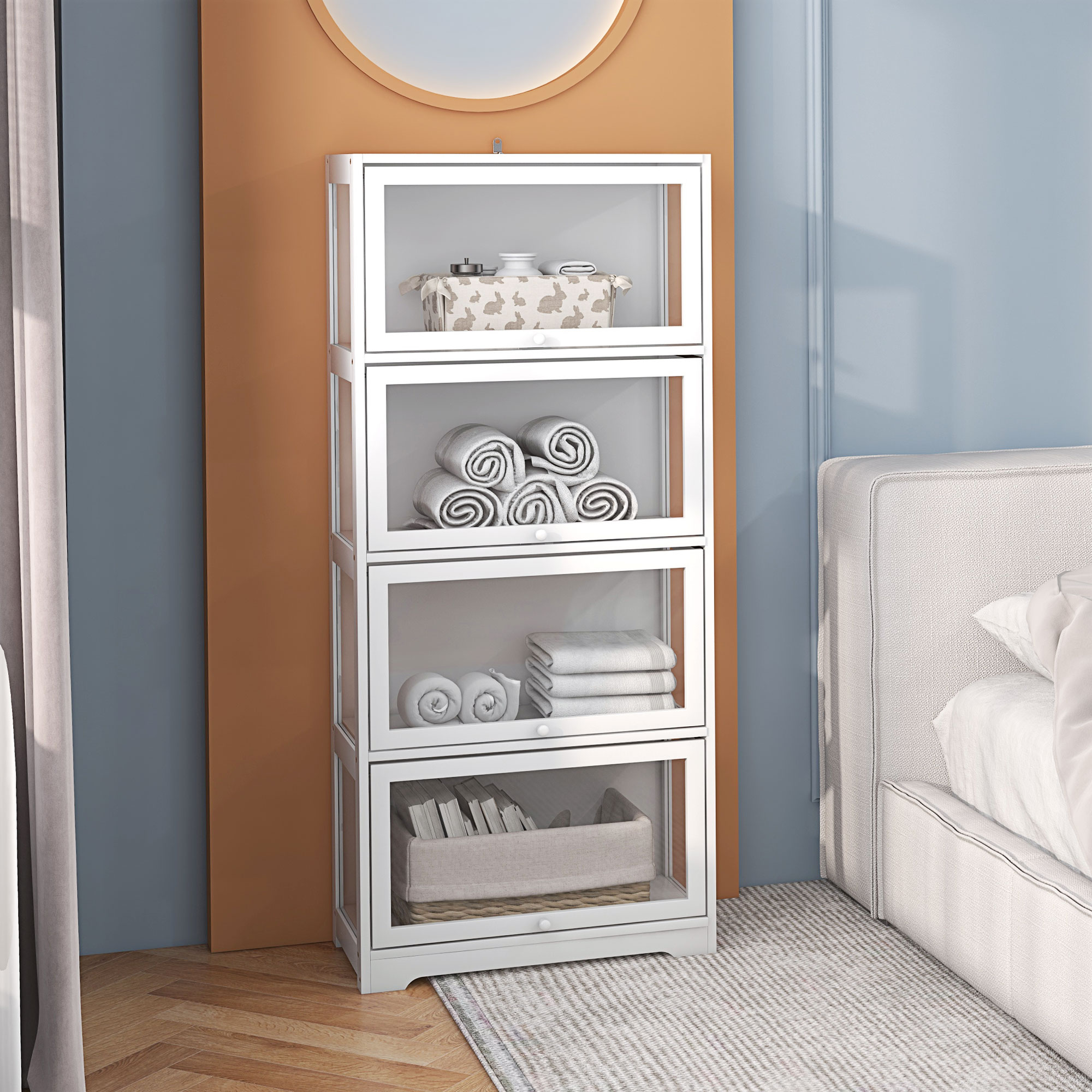 Un armario blanco de cuatro niveles con puertas de cristal en un dormitorio junto a la cama, con toallas y cestas.