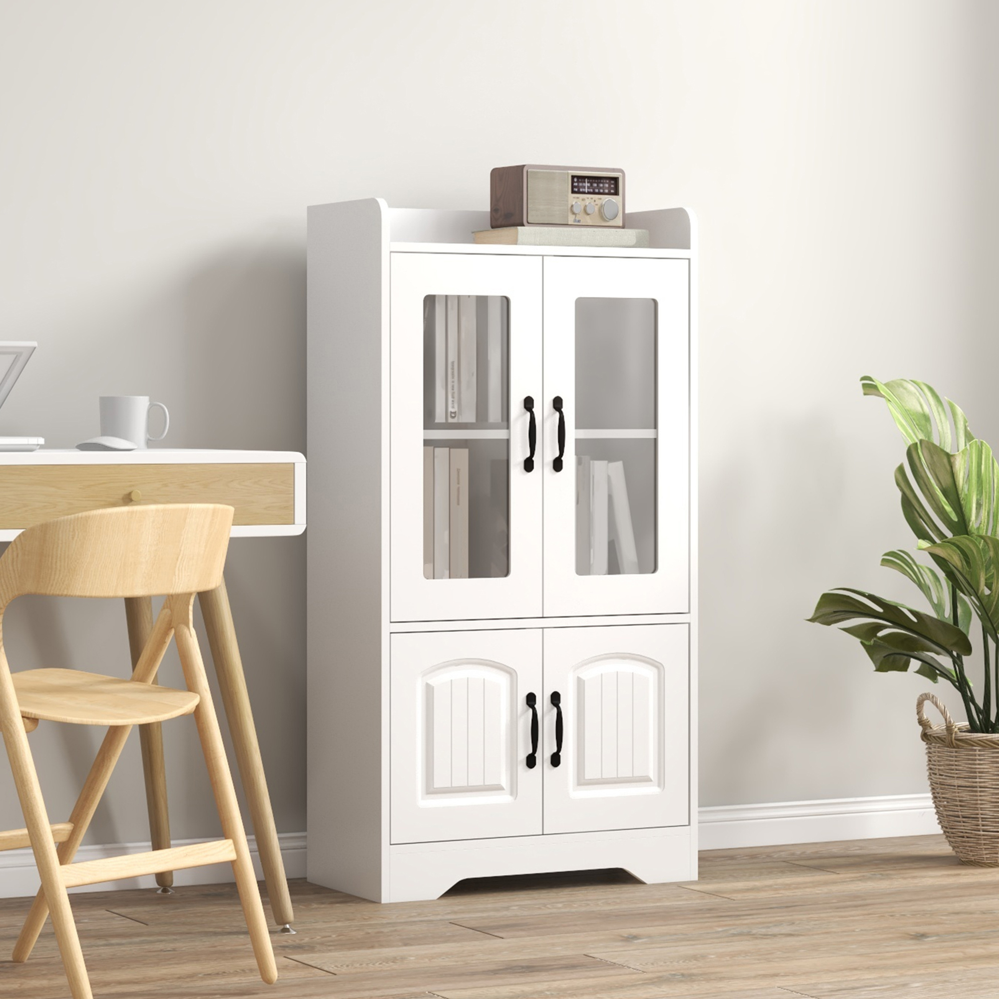 Un armario blanco con puertas de cristal se encuentra en una habitación, flanqueado por una silla de madera y una planta.