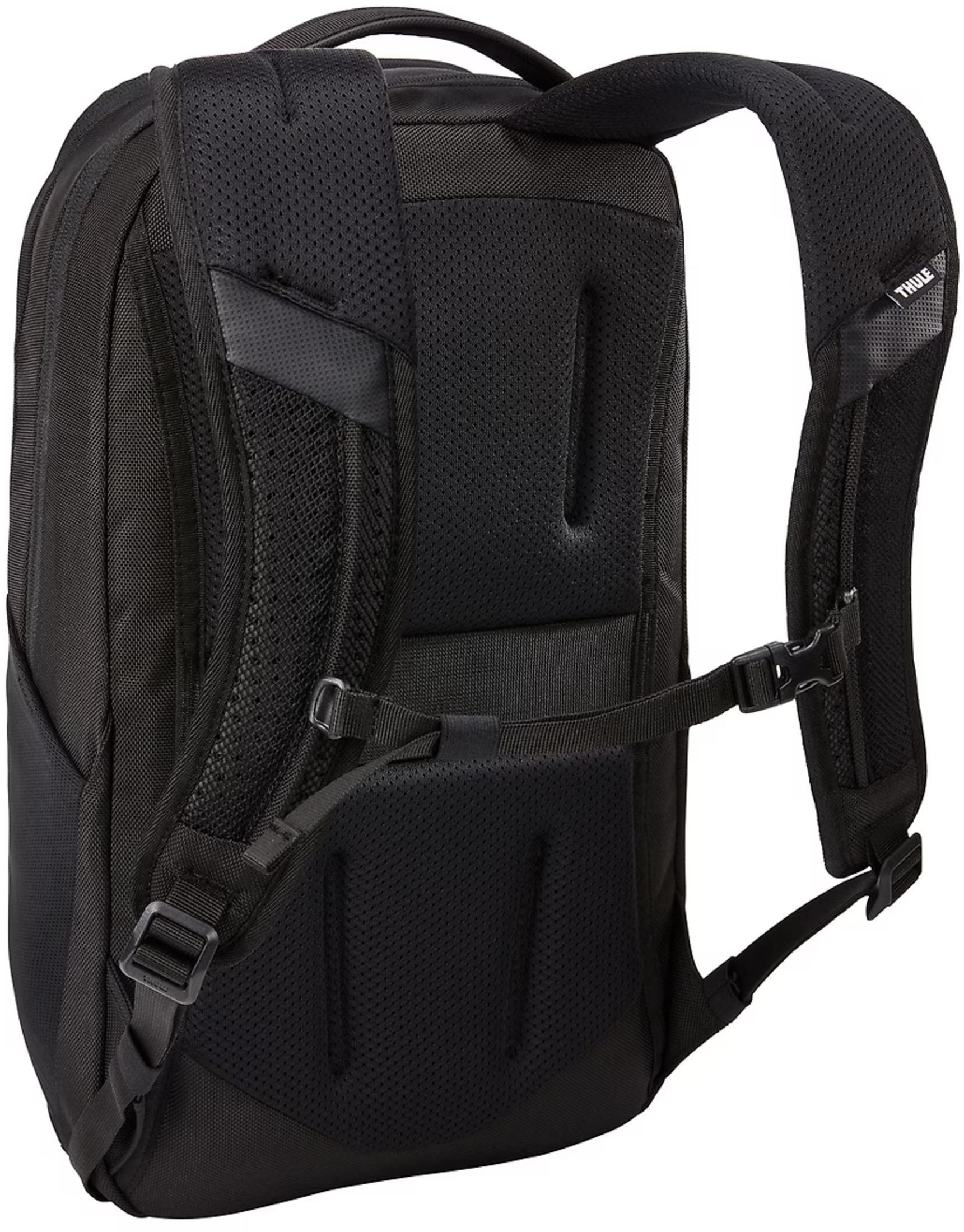 Rückseite eines schwarzen Rucksacks mit gepolsterten Trägern und Brustgurt gegen weißen Hintergrund.