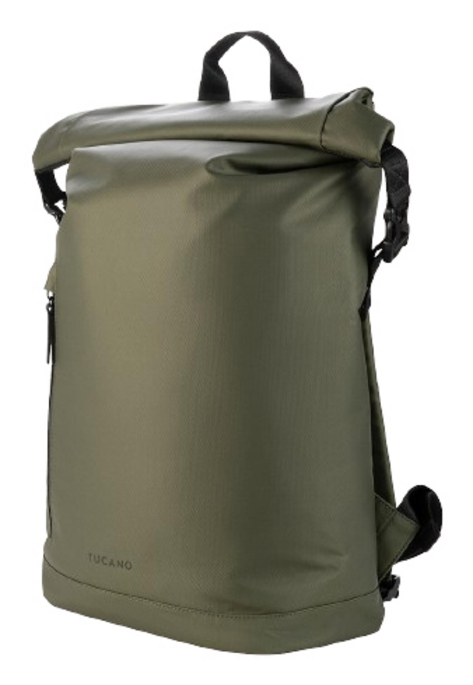 Zaino roll-top verde oliva con spallacci neri e maniglia superiore su sfondo bianco.
