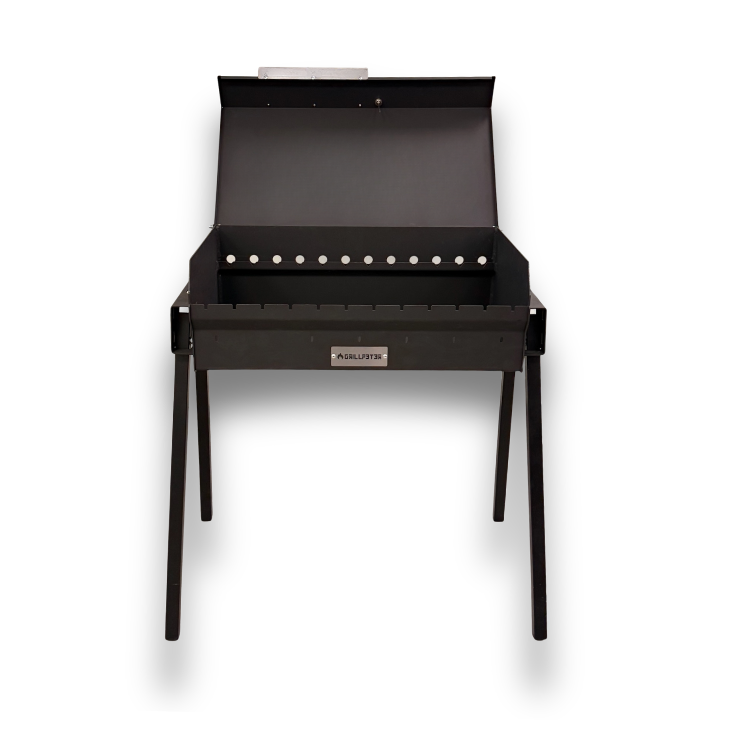 Ein schwarzer Standgrill mit geöffnetem Deckel und vier Beinen vor weißem Hintergrund.