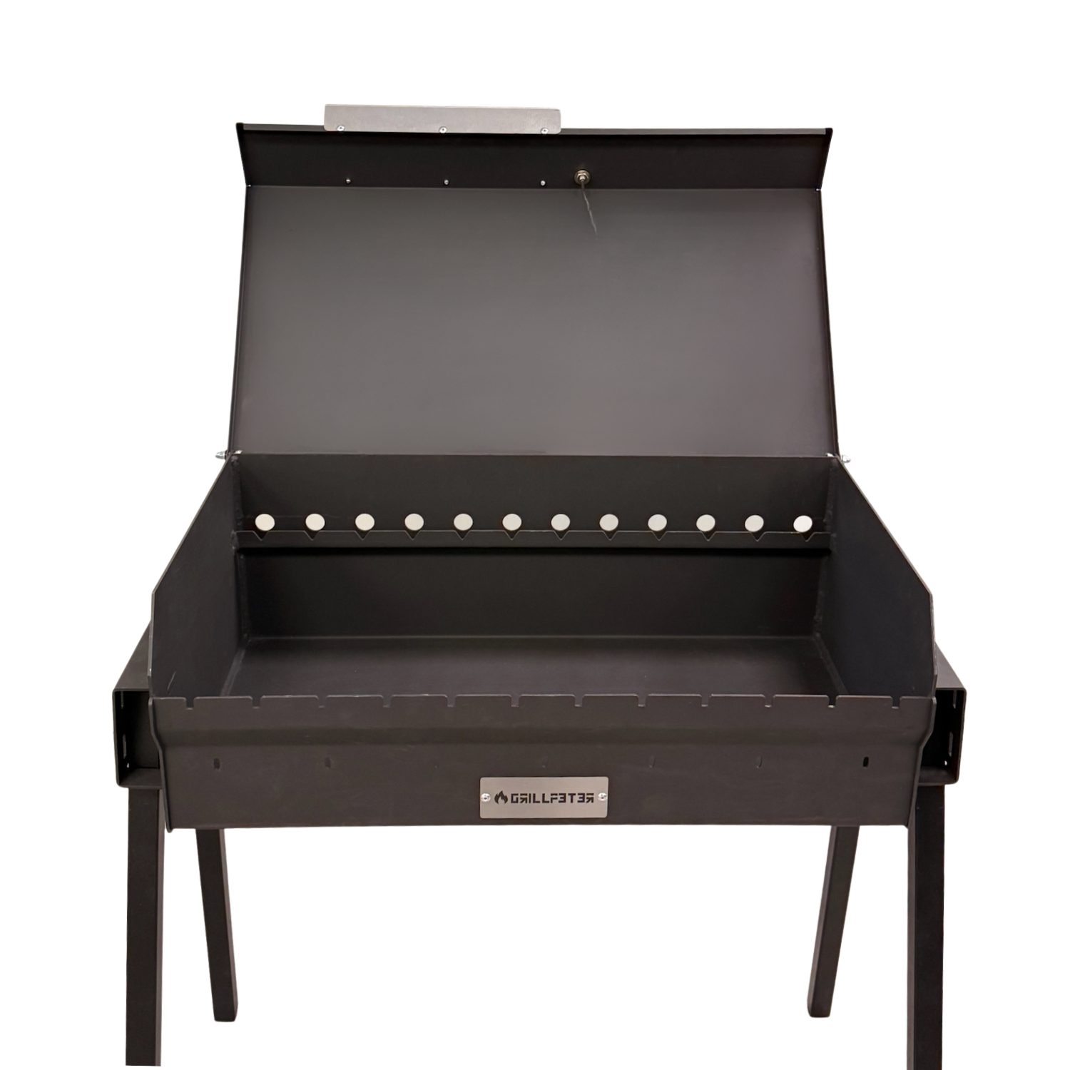 Ein schwarzer Metall-Holzkohlegrill mit offenem Deckel, Belüftungslöchern und einem Markenschild vorne auf weißem Hintergrund.